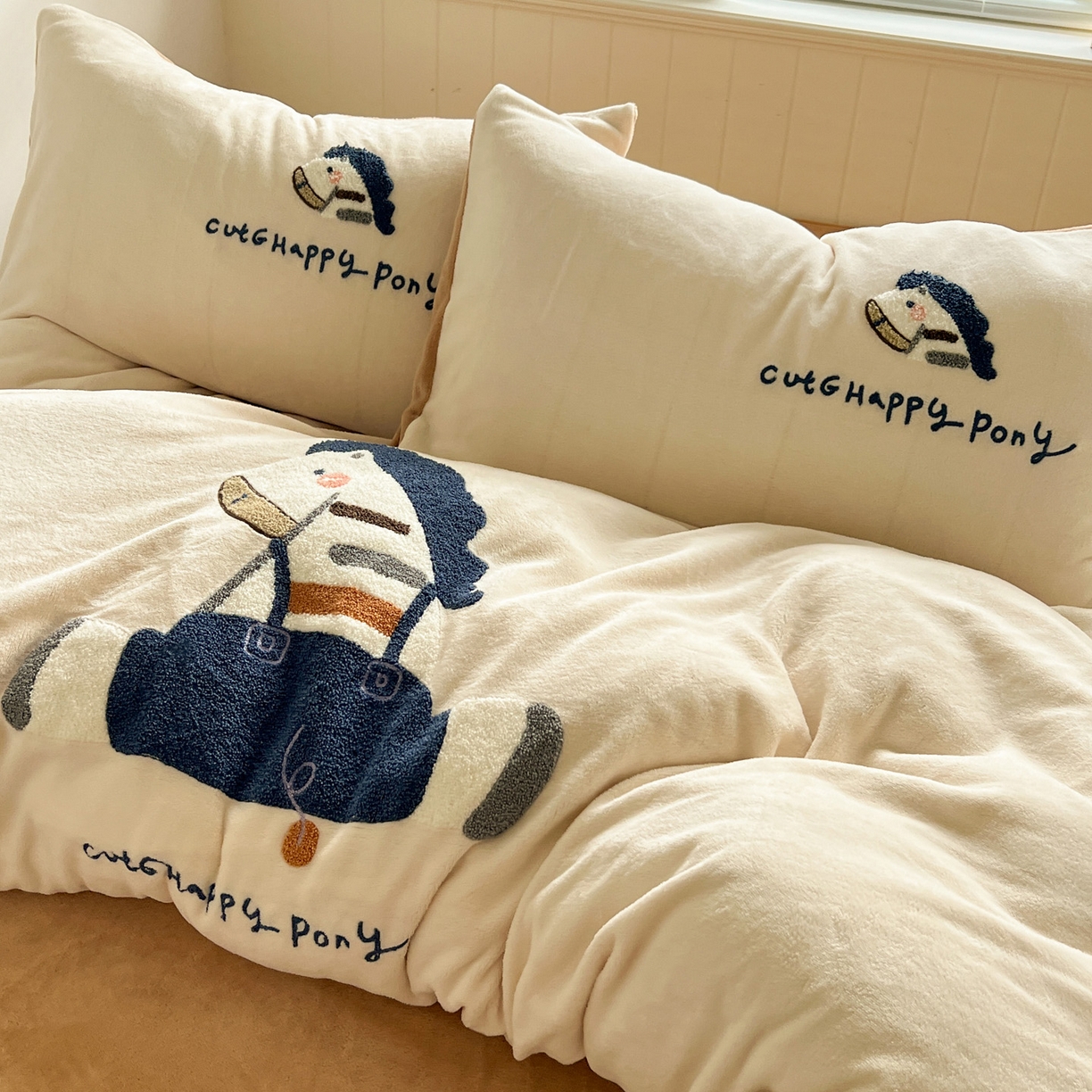 91家纺网 家纺一手货源 找家纺 凯洛奇 2025新款牛奶绒毛巾绣系列四件套-斑马先生（提供买家秀） 斑马先生-米黄咖