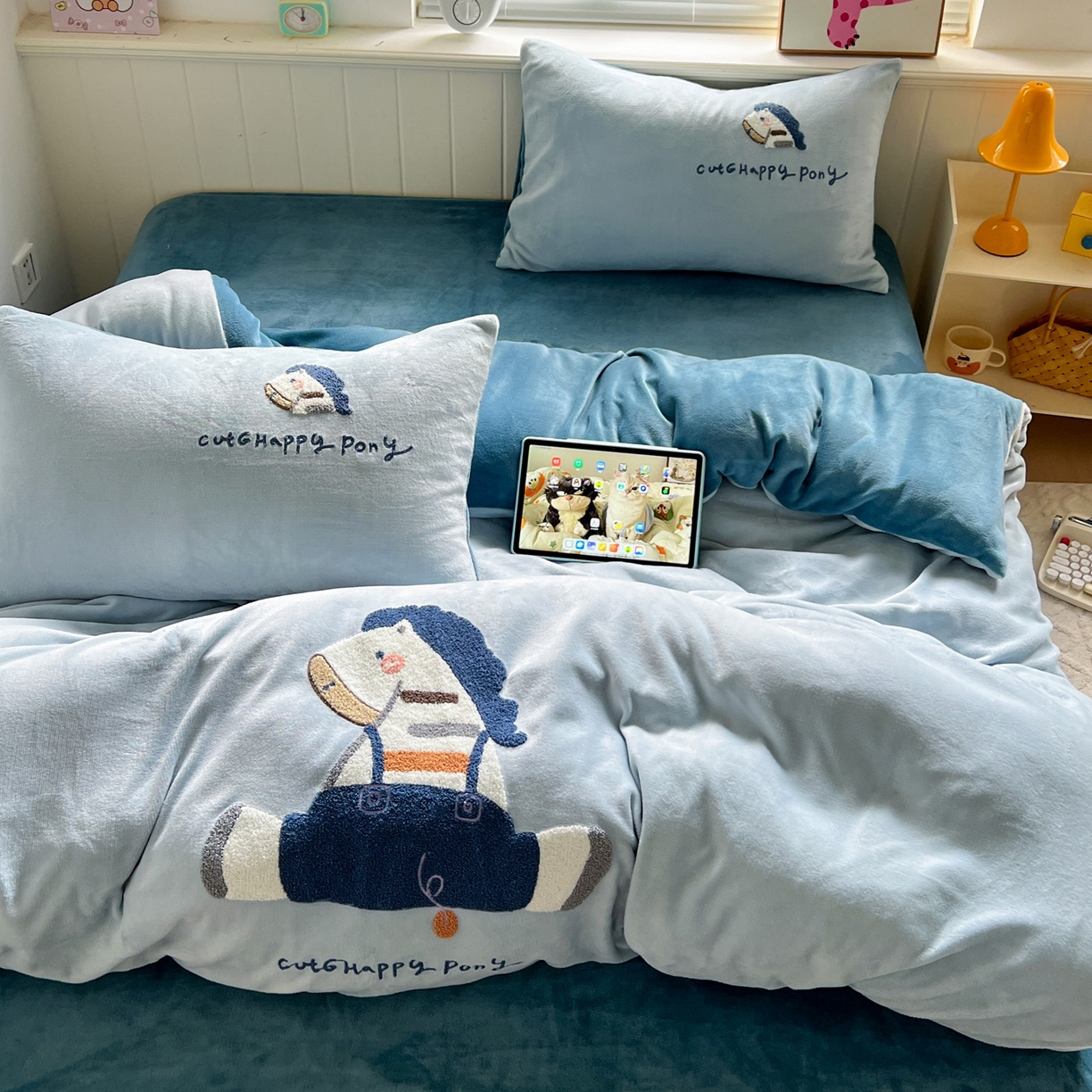 91家纺网 家纺一手货源 找家纺 凯洛奇 2025新款牛奶绒毛巾绣系列四件套-斑马先生（提供买家秀） 斑马先生-天空蓝