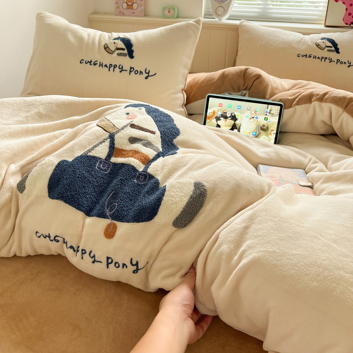 91家纺网 家纺一手货源 找家纺 凯洛奇 2025新款牛奶绒毛巾绣系列四件套-斑马先生（提供买家秀） 斑马先生-米黄咖