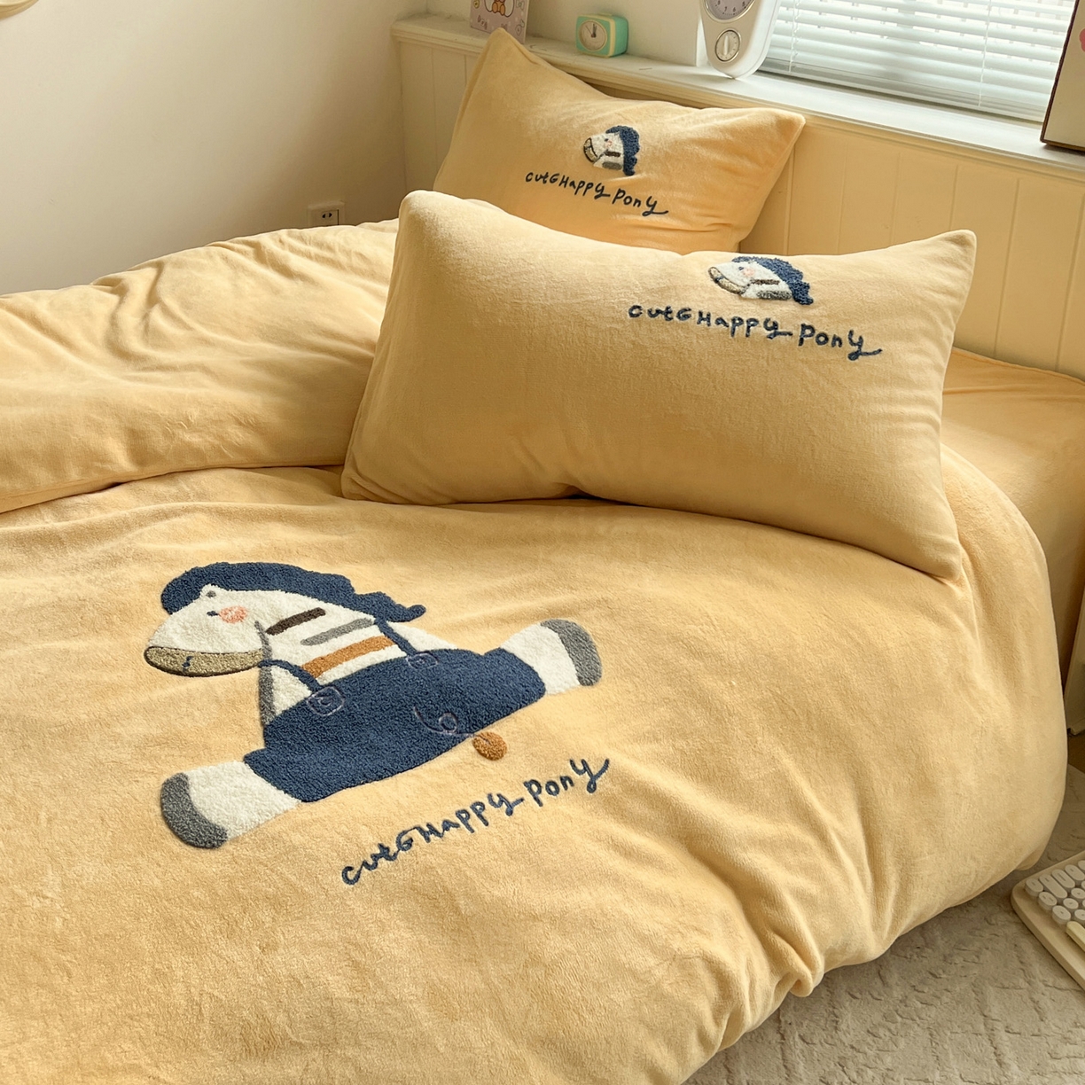 91家纺网 家纺一手货源 找家纺 凯洛奇 2025新款牛奶绒毛巾绣系列四件套-斑马先生（提供买家秀） 斑马先生-柠檬黄