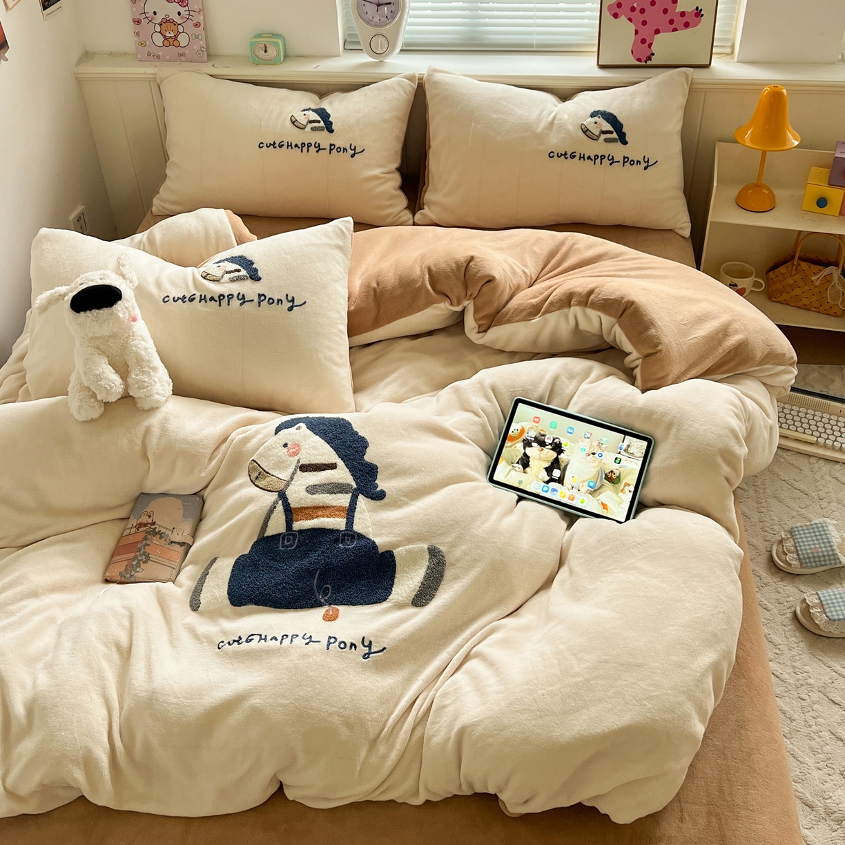 91家纺网 家纺一手货源 找家纺 凯洛奇 2025新款牛奶绒毛巾绣系列四件套-斑马先生（提供买家秀） 斑马先生-米黄咖