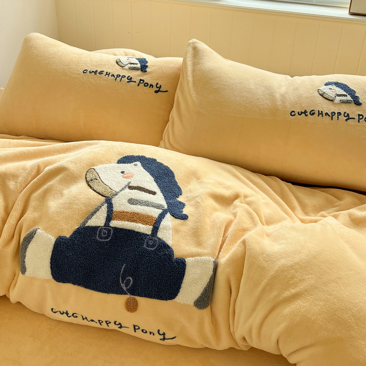 91家纺网 家纺一手货源 找家纺 凯洛奇 2025新款牛奶绒毛巾绣系列四件套-斑马先生（提供买家秀） 斑马先生-柠檬黄