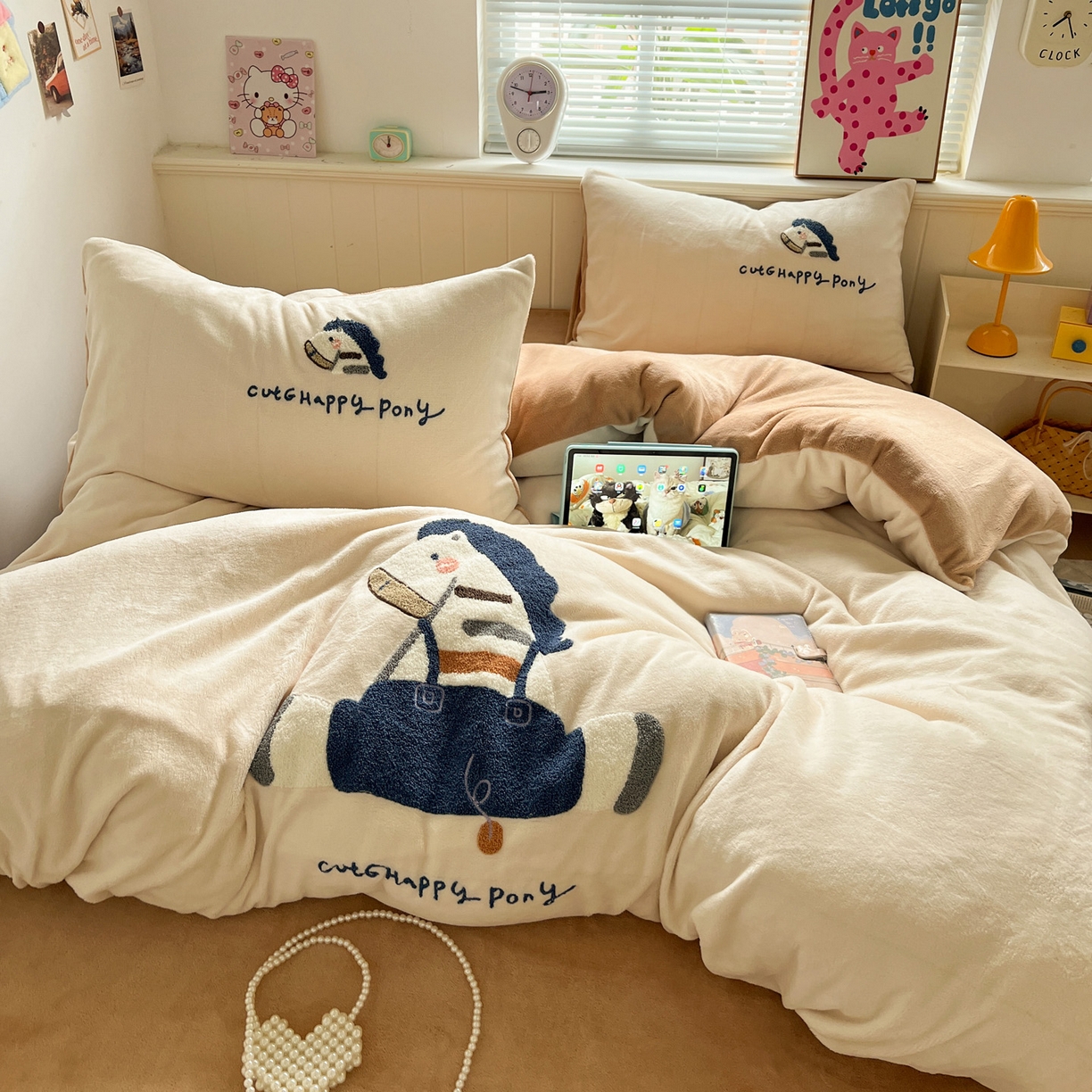 91家纺网 家纺一手货源 找家纺 凯洛奇 2025新款牛奶绒毛巾绣系列四件套-斑马先生（提供买家秀） 斑马先生-米黄咖