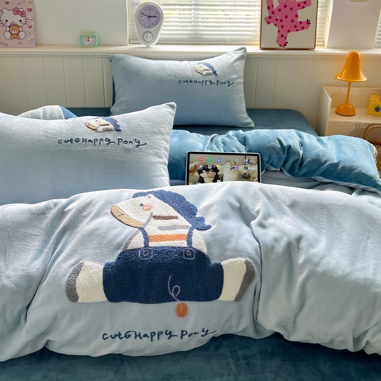 91家纺网 家纺一手货源 找家纺 凯洛奇 2025新款牛奶绒毛巾绣系列四件套-斑马先生（提供买家秀） 斑马先生-天空蓝