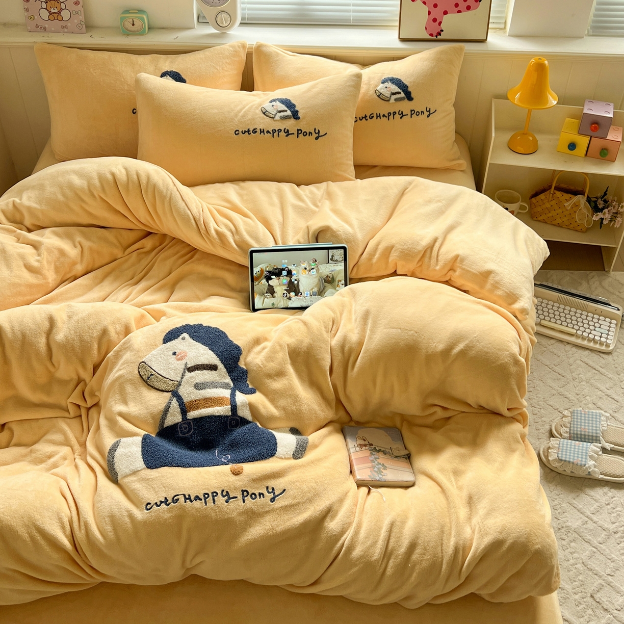 91家纺网 家纺一手货源 找家纺 凯洛奇 2025新款牛奶绒毛巾绣系列四件套-斑马先生（提供买家秀） 斑马先生-柠檬黄