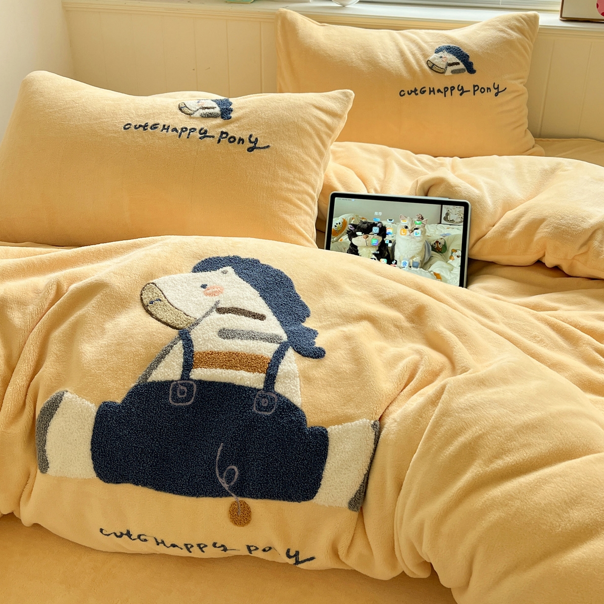 91家纺网 家纺一手货源 找家纺 凯洛奇 2025新款牛奶绒毛巾绣系列四件套-斑马先生（提供买家秀） 斑马先生-柠檬黄