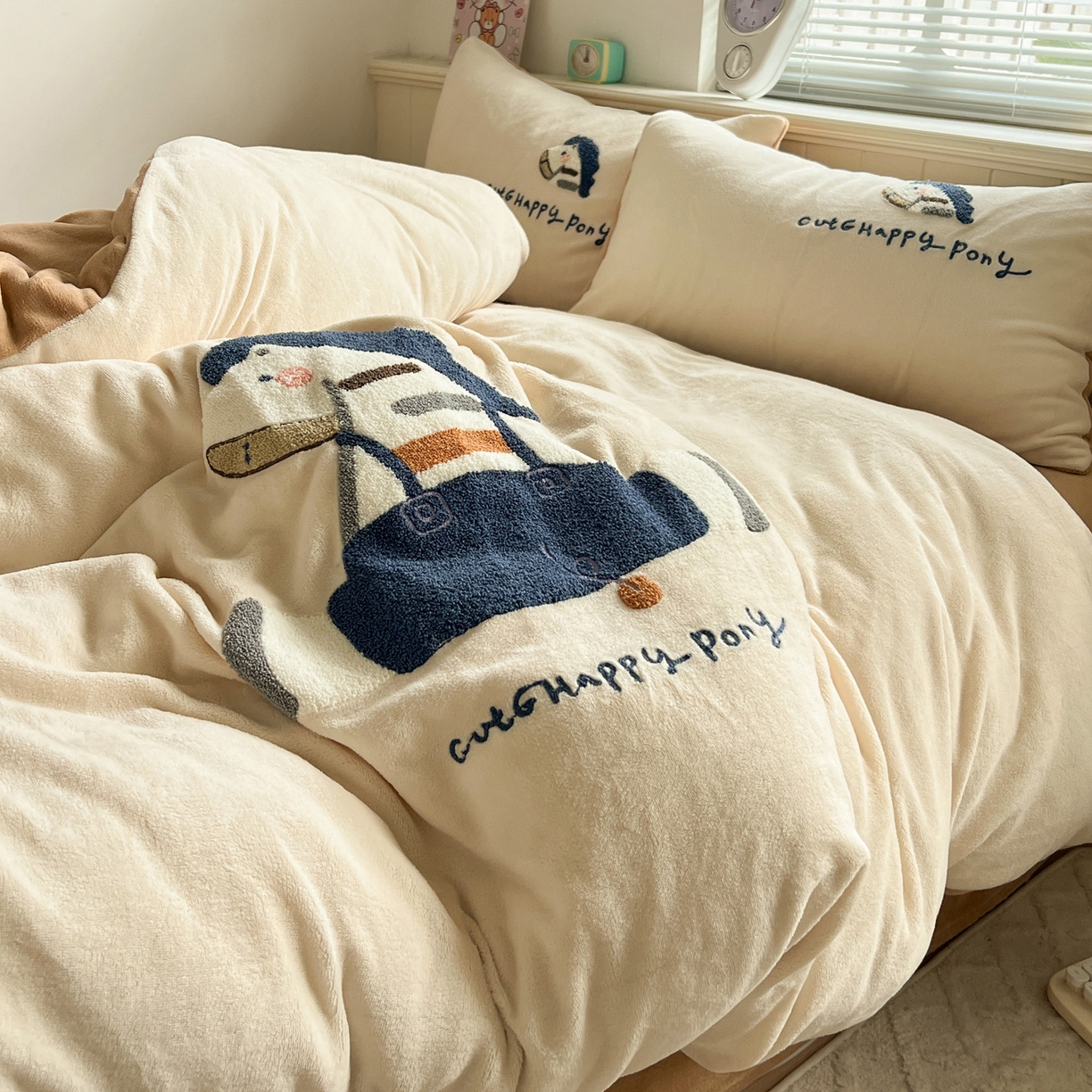 91家纺网 家纺一手货源 找家纺 凯洛奇 2025新款牛奶绒毛巾绣系列四件套-斑马先生（提供买家秀） 斑马先生-米黄咖