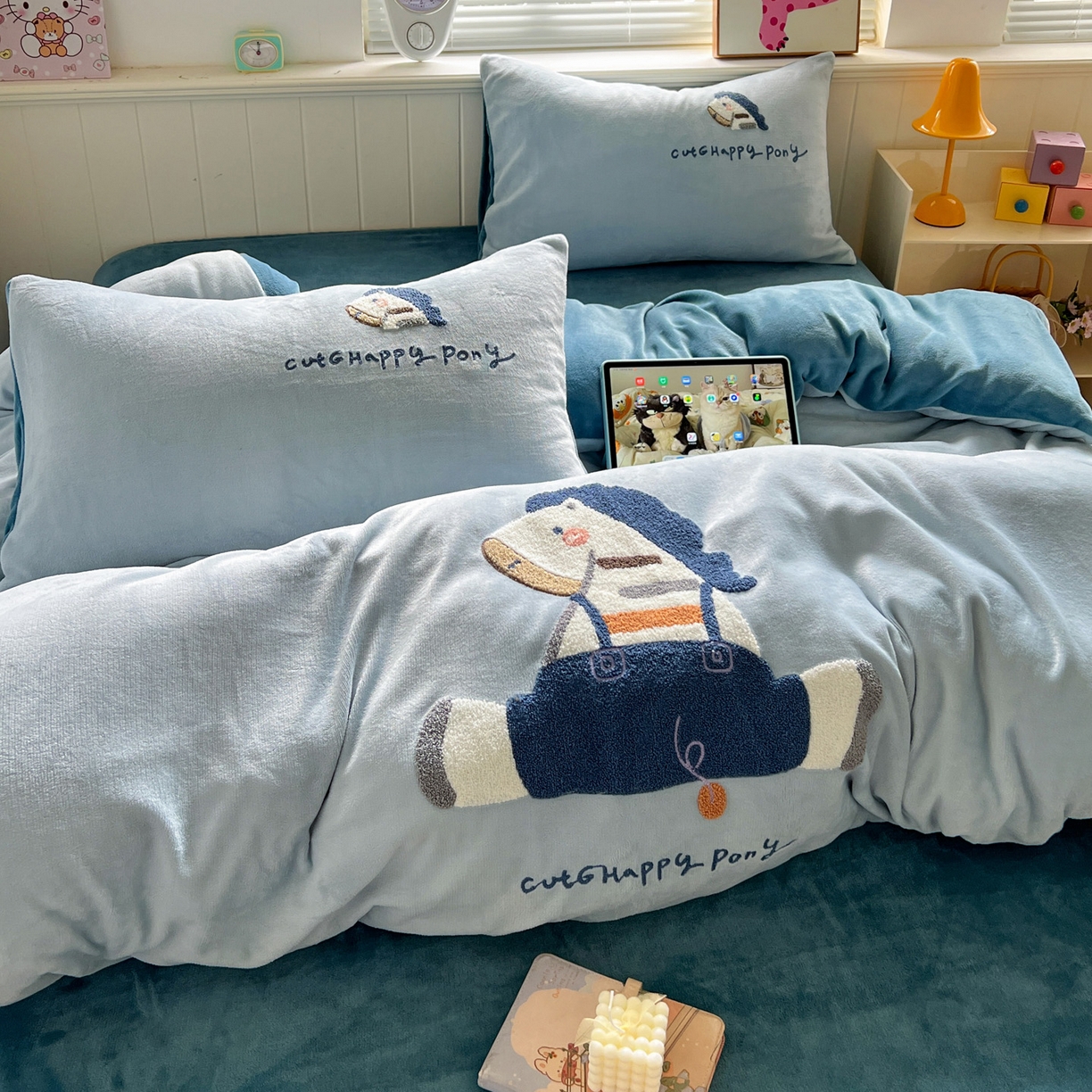 91家纺网 家纺一手货源 找家纺 凯洛奇 2025新款牛奶绒毛巾绣系列四件套-斑马先生（提供买家秀） 斑马先生-天空蓝