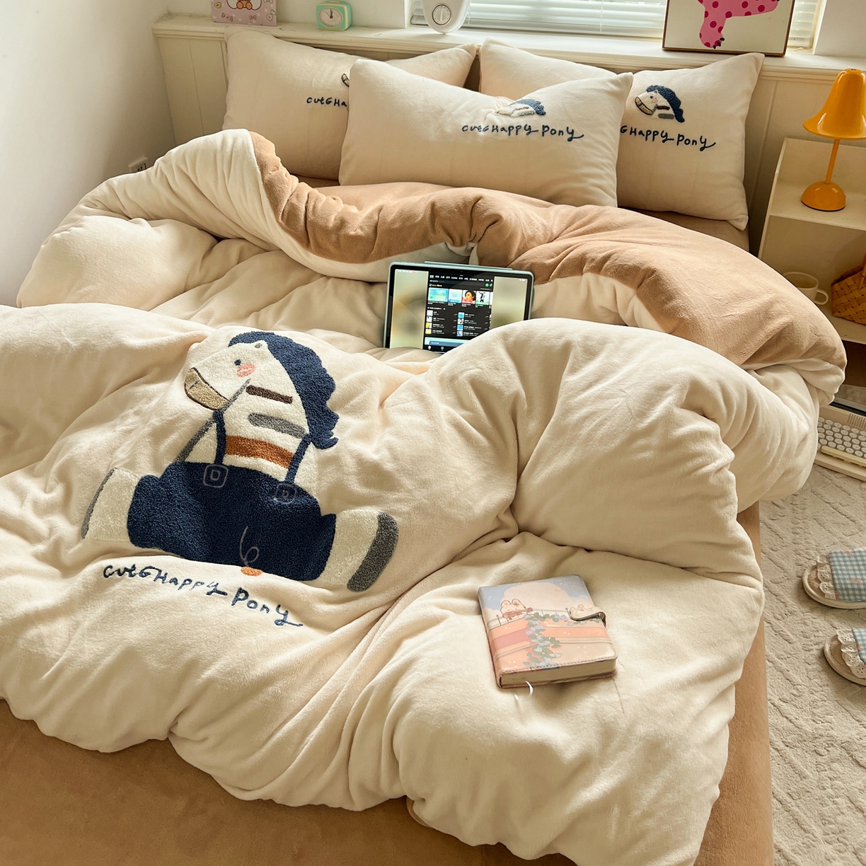 91家纺网 家纺一手货源 找家纺 凯洛奇 2025新款牛奶绒毛巾绣系列四件套-斑马先生（提供买家秀） 斑马先生-米黄咖