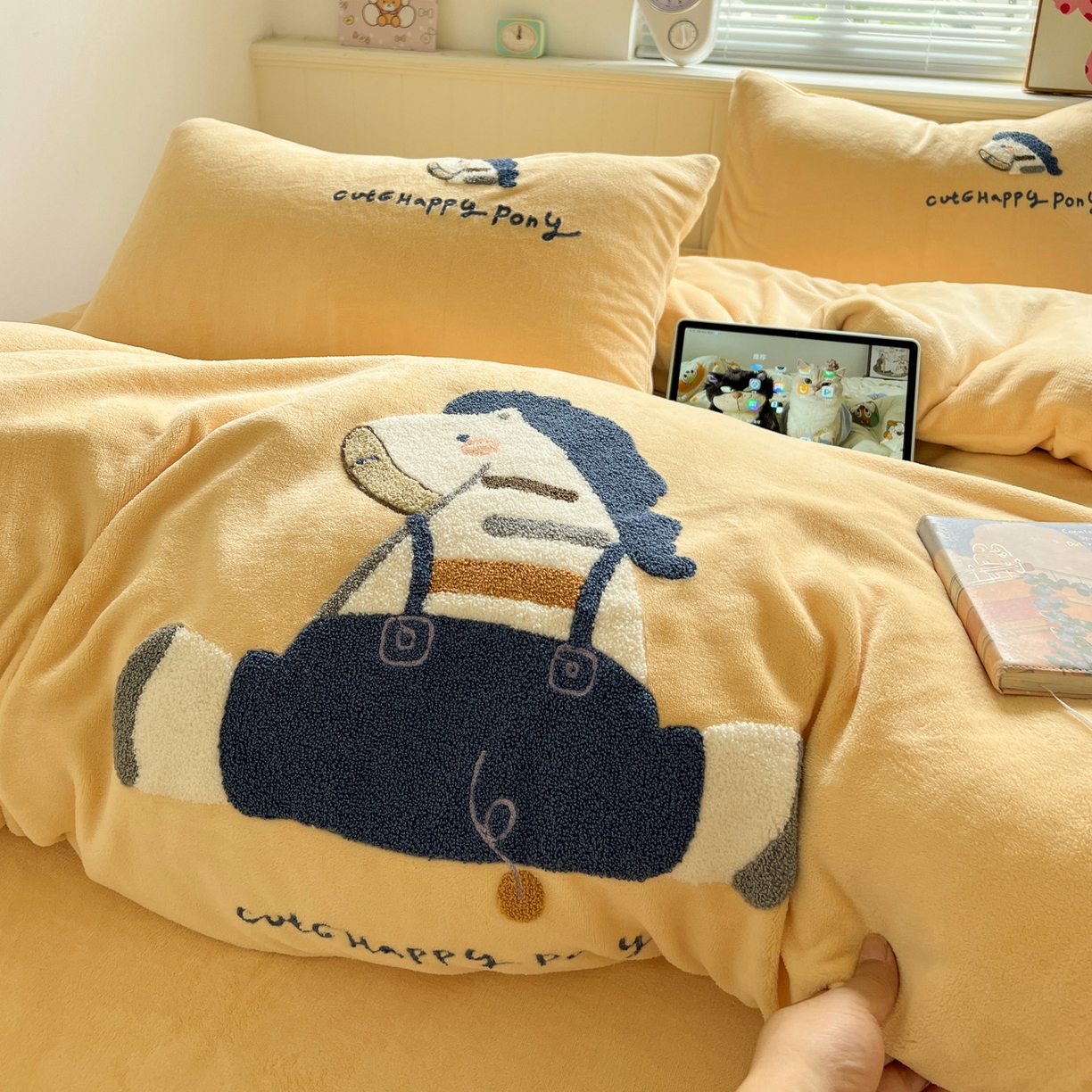 91家纺网 家纺一手货源 找家纺 凯洛奇 2025新款牛奶绒毛巾绣系列四件套-斑马先生（提供买家秀） 斑马先生-柠檬黄