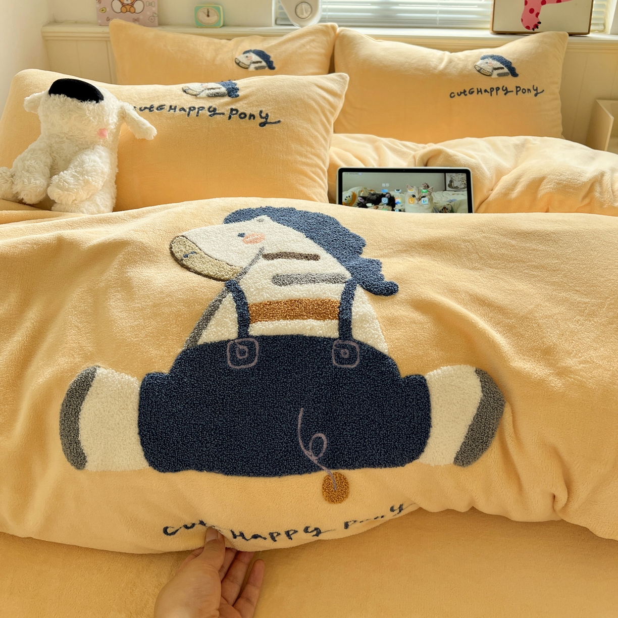 91家纺网 家纺一手货源 找家纺 凯洛奇 2025新款牛奶绒毛巾绣系列四件套-斑马先生（提供买家秀） 斑马先生-柠檬黄