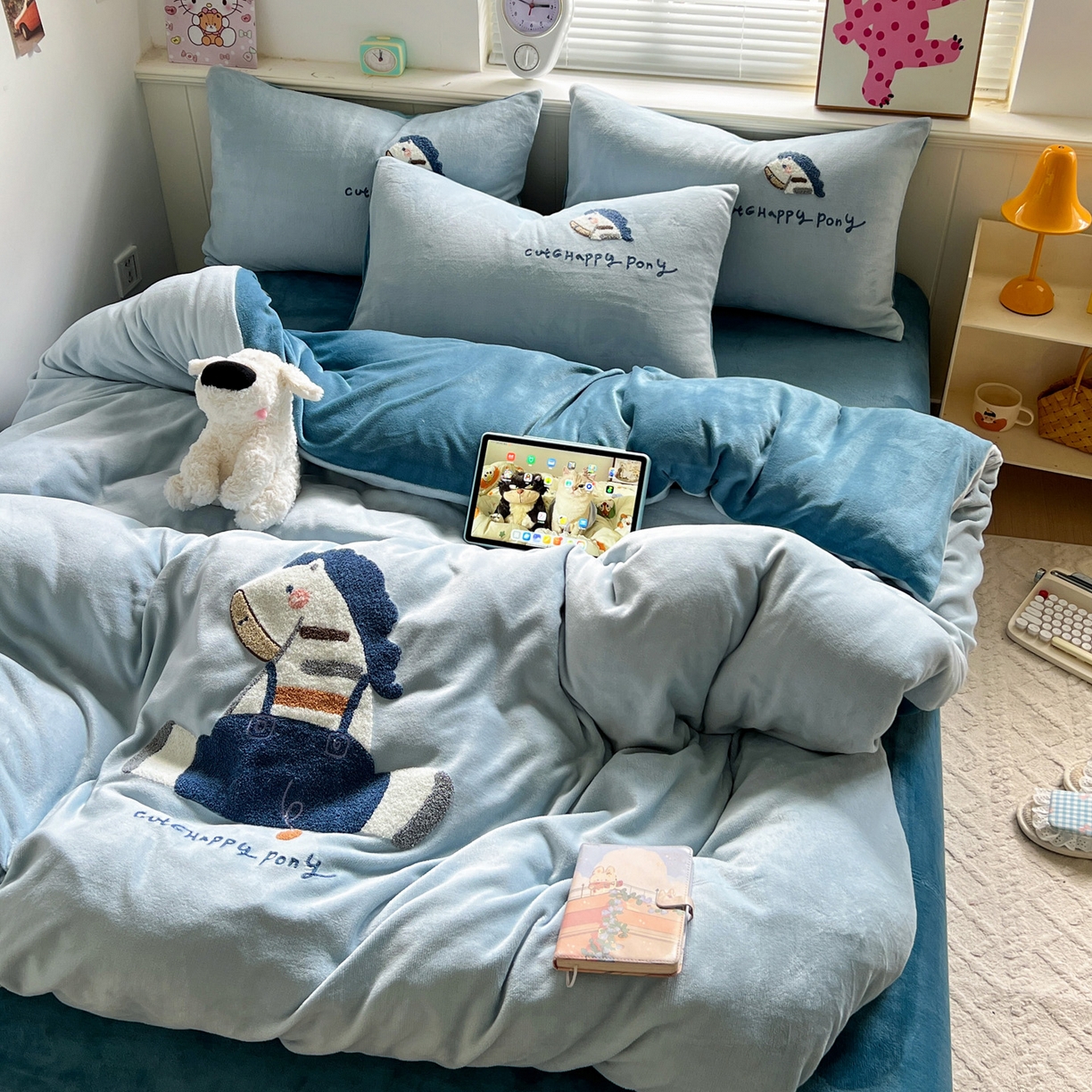 91家纺网 家纺一手货源 找家纺 凯洛奇 2025新款牛奶绒毛巾绣系列四件套-斑马先生（提供买家秀） 斑马先生-天空蓝