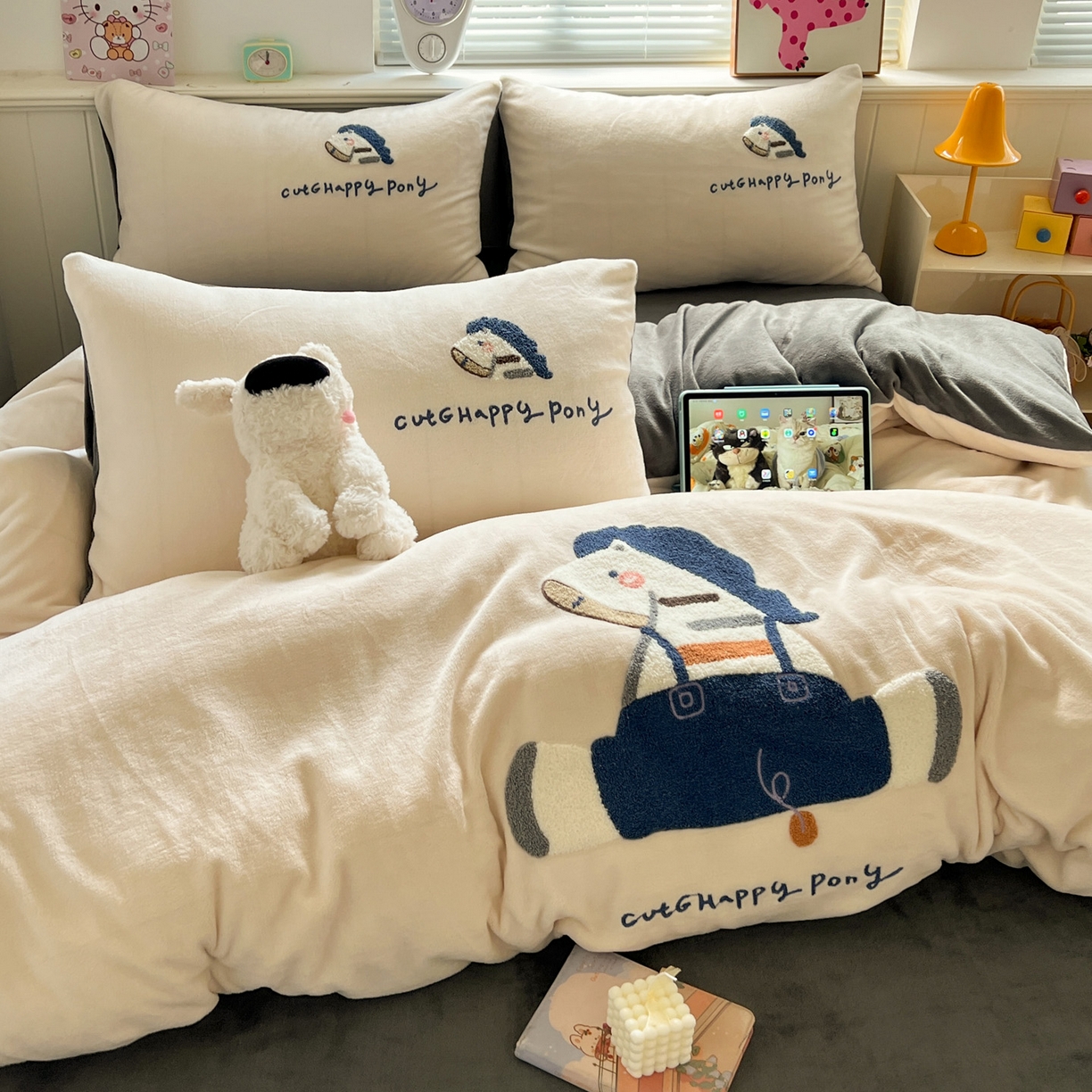 91家纺网 家纺一手货源 找家纺 凯洛奇 2025新款牛奶绒毛巾绣系列四件套-斑马先生（提供买家秀） 斑马先生-米黄灰