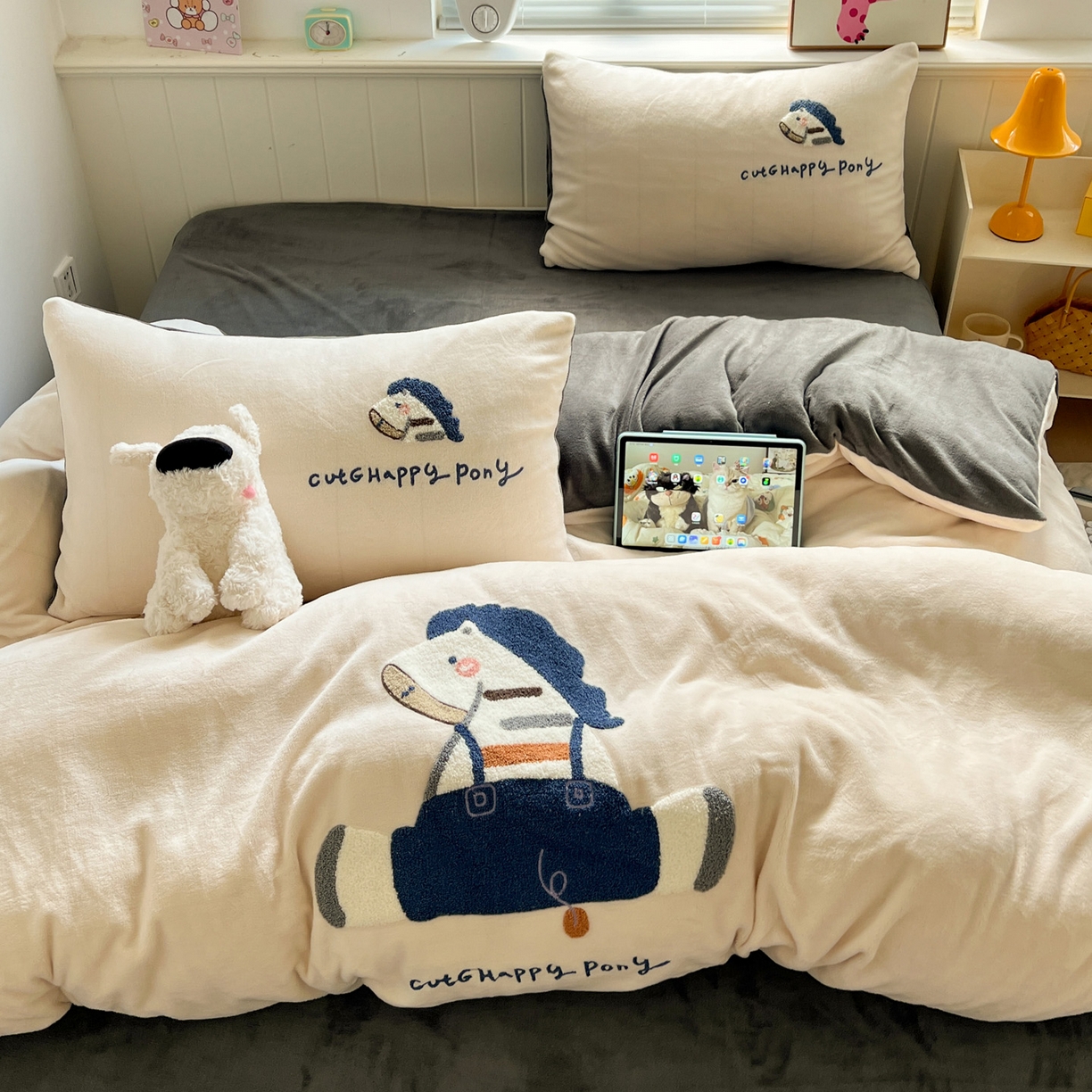 91家纺网 家纺一手货源 找家纺 凯洛奇 2025新款牛奶绒毛巾绣系列四件套-斑马先生（提供买家秀） 斑马先生-米黄灰