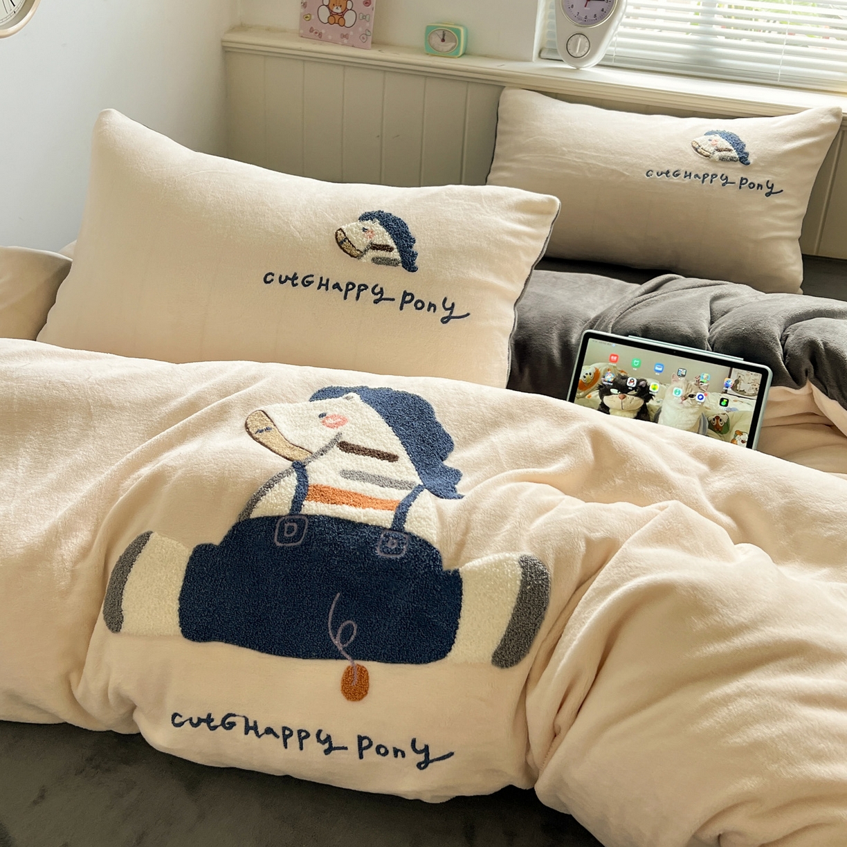 91家纺网 家纺一手货源 找家纺 凯洛奇 2025新款牛奶绒毛巾绣系列四件套-斑马先生（提供买家秀） 斑马先生-米黄灰