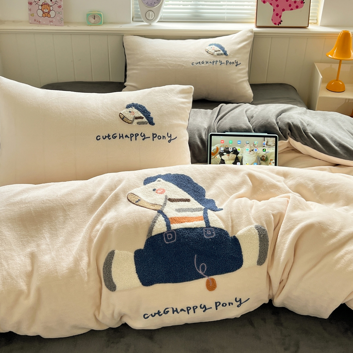 91家纺网 家纺一手货源 找家纺 凯洛奇 2025新款牛奶绒毛巾绣系列四件套-斑马先生（提供买家秀） 斑马先生-米黄灰