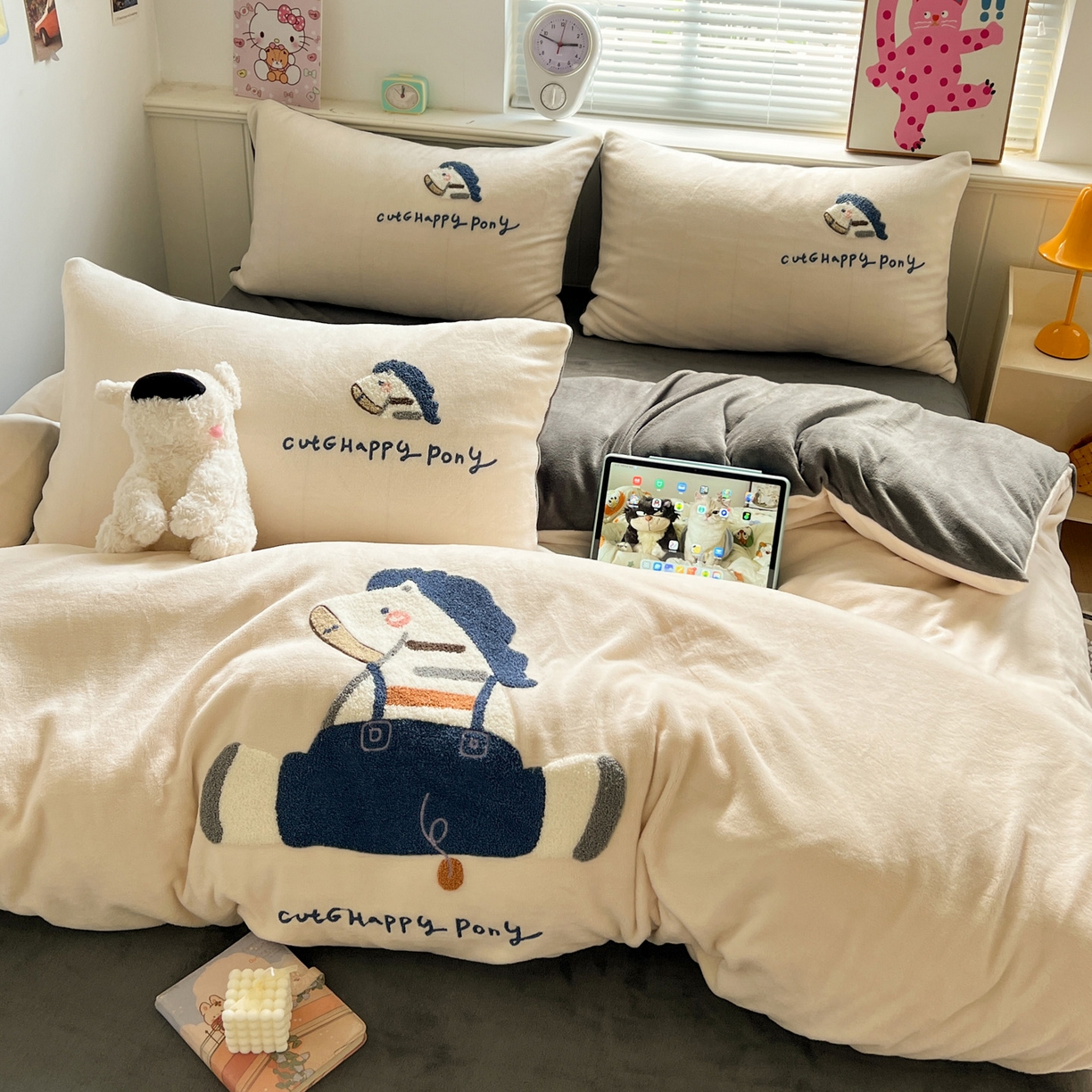 91家纺网 家纺一手货源 找家纺 凯洛奇 2025新款牛奶绒毛巾绣系列四件套-斑马先生（提供买家秀） 斑马先生-米黄灰