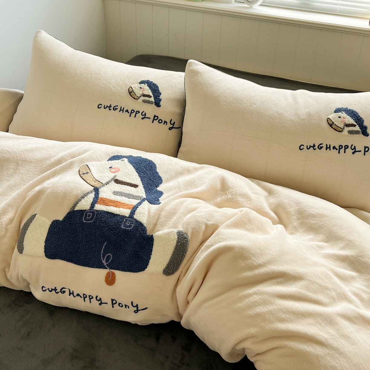 91家纺网 家纺一手货源 找家纺 凯洛奇 2025新款牛奶绒毛巾绣系列四件套-斑马先生（提供买家秀） 斑马先生-米黄灰