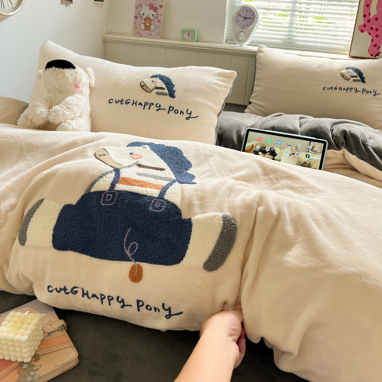 91家纺网 家纺一手货源 找家纺 凯洛奇 2025新款牛奶绒毛巾绣系列四件套-斑马先生（提供买家秀） 斑马先生-米黄灰