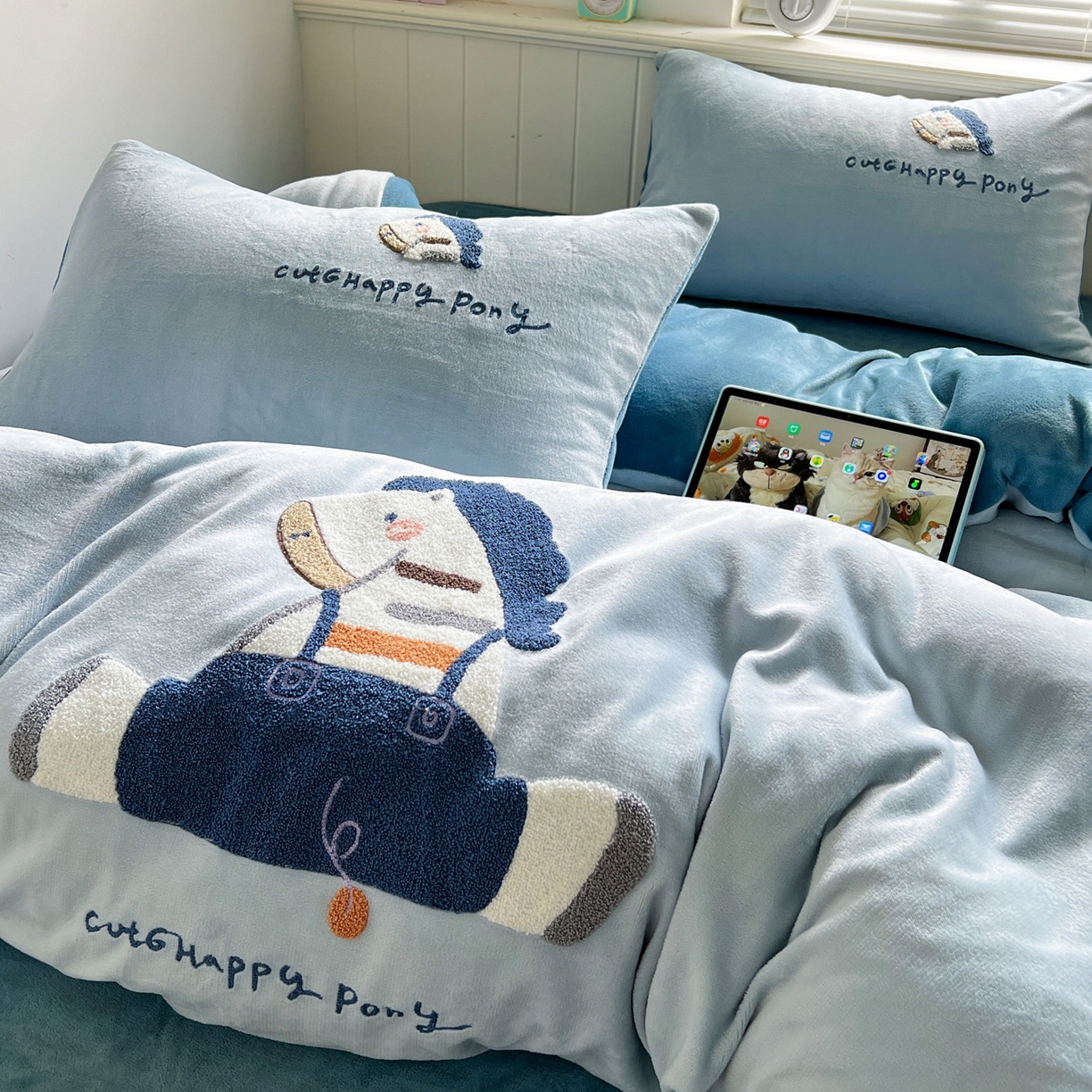 91家纺网 家纺一手货源 找家纺 凯洛奇 2025新款牛奶绒毛巾绣系列四件套-斑马先生（提供买家秀） 斑马先生-天空蓝