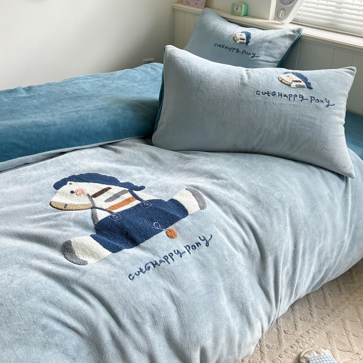 91家纺网 家纺一手货源 找家纺 凯洛奇 2025新款牛奶绒毛巾绣系列四件套-斑马先生（提供买家秀） 斑马先生-天空蓝