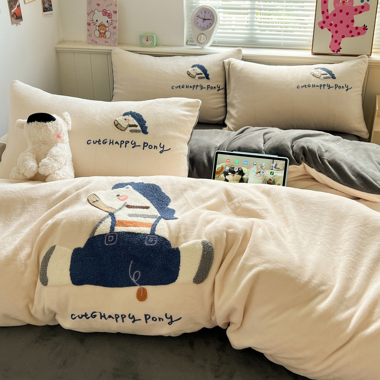 91家纺网 家纺一手货源 找家纺 凯洛奇 2025新款牛奶绒毛巾绣系列四件套-斑马先生（提供买家秀） 斑马先生-米黄灰