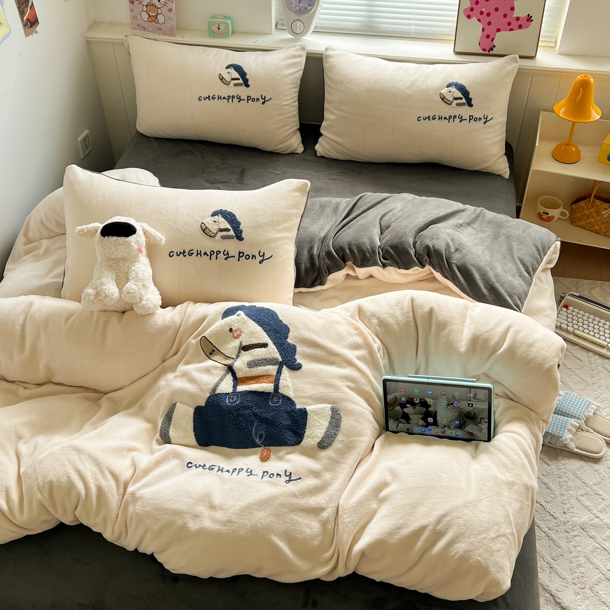 91家纺网 家纺一手货源 找家纺 凯洛奇 2025新款牛奶绒毛巾绣系列四件套-斑马先生（提供买家秀） 斑马先生-米黄灰