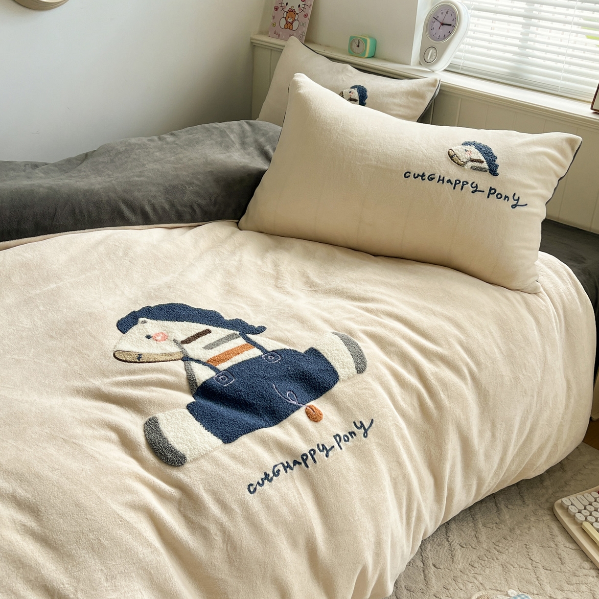 91家纺网 家纺一手货源 找家纺 凯洛奇 2025新款牛奶绒毛巾绣系列四件套-斑马先生（提供买家秀） 斑马先生-米黄灰