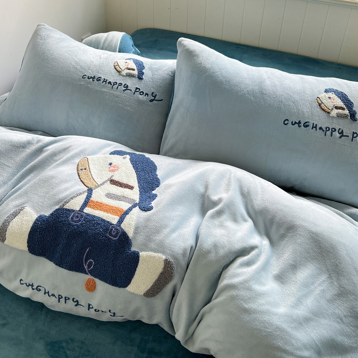 91家纺网 家纺一手货源 找家纺 凯洛奇 2025新款牛奶绒毛巾绣系列四件套-斑马先生（提供买家秀） 斑马先生-天空蓝