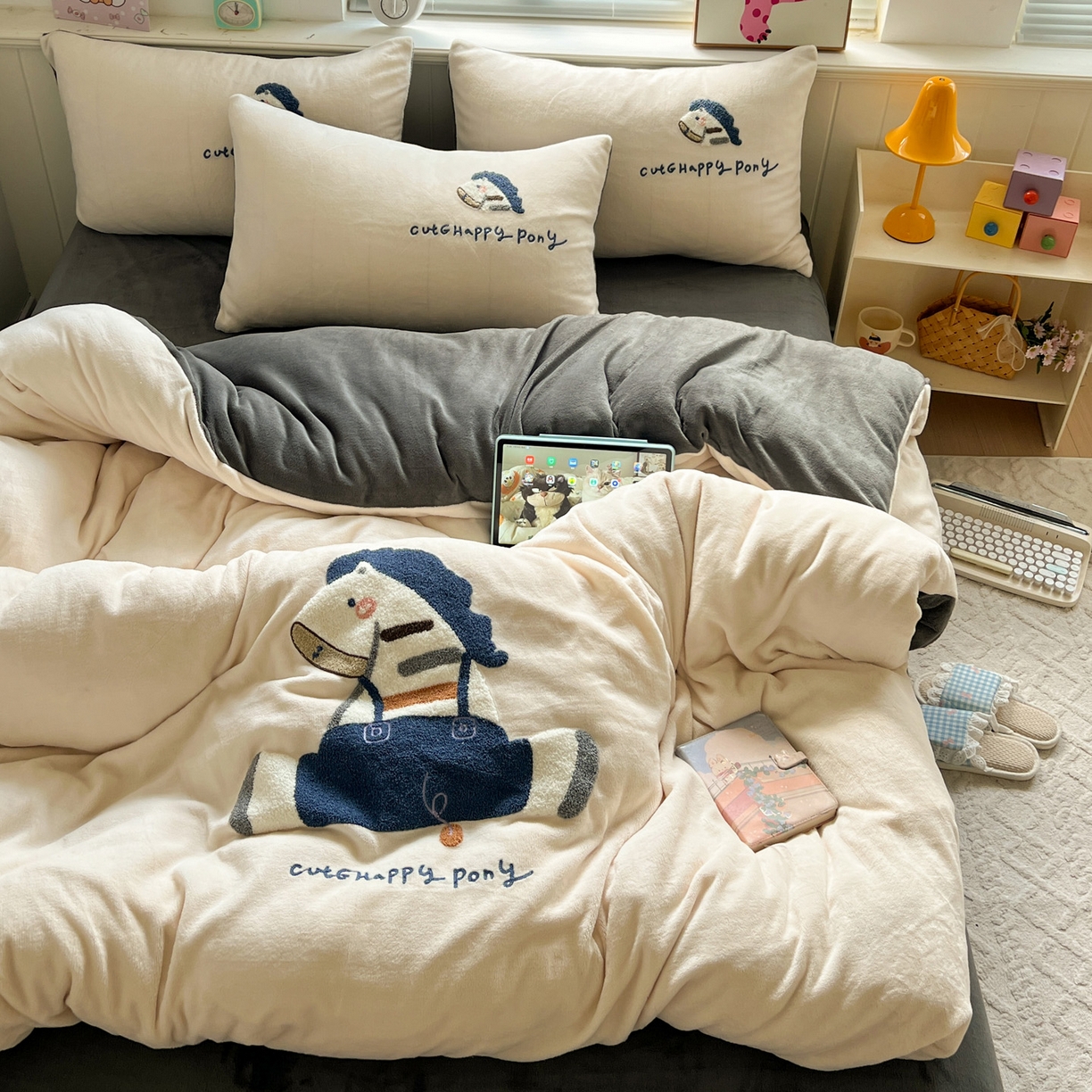 91家纺网 家纺一手货源 找家纺 凯洛奇 2025新款牛奶绒毛巾绣系列四件套-斑马先生（提供买家秀） 斑马先生-米黄灰