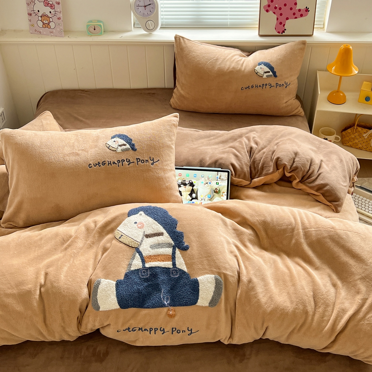 91家纺网 家纺一手货源 找家纺 凯洛奇 2025新款牛奶绒毛巾绣系列四件套-斑马先生（提供买家秀） 斑马先生-咖啡