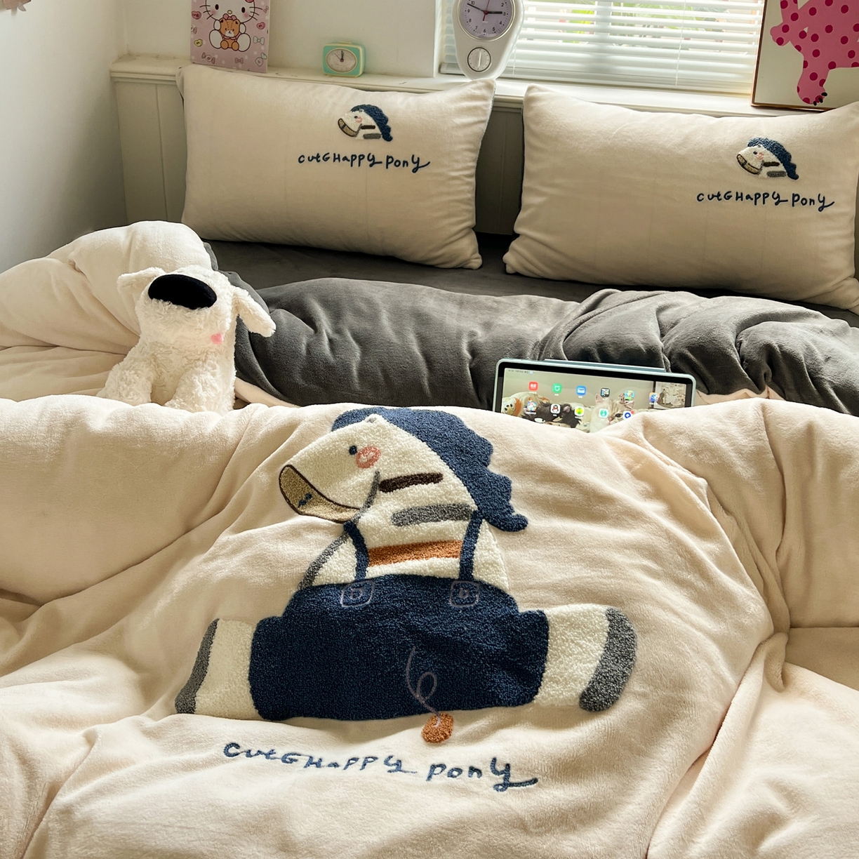 91家纺网 家纺一手货源 找家纺 凯洛奇 2025新款牛奶绒毛巾绣系列四件套-斑马先生（提供买家秀） 斑马先生-米黄灰