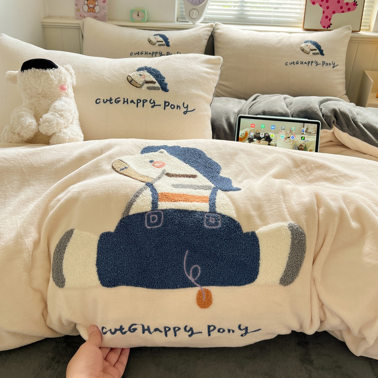 91家纺网 家纺一手货源 找家纺 凯洛奇 2025新款牛奶绒毛巾绣系列四件套-斑马先生（提供买家秀） 斑马先生-米黄灰