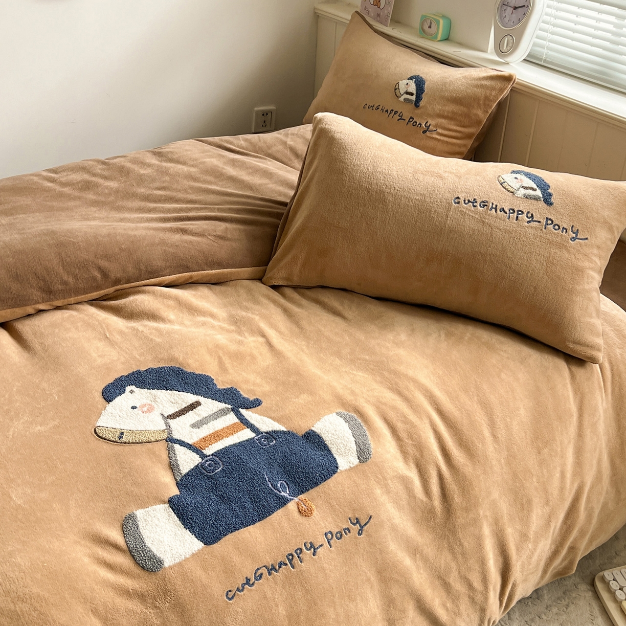 91家纺网 家纺一手货源 找家纺 凯洛奇 2025新款牛奶绒毛巾绣系列四件套-斑马先生（提供买家秀） 斑马先生-咖啡