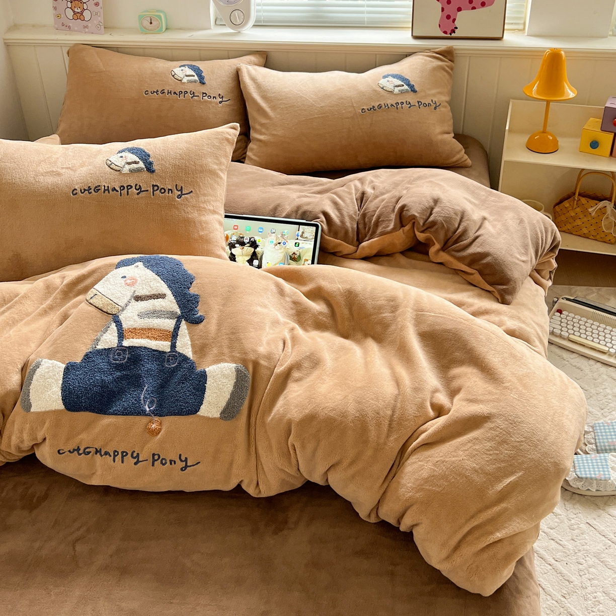 91家纺网 家纺一手货源 找家纺 凯洛奇 2025新款牛奶绒毛巾绣系列四件套-斑马先生（提供买家秀） 斑马先生-咖啡