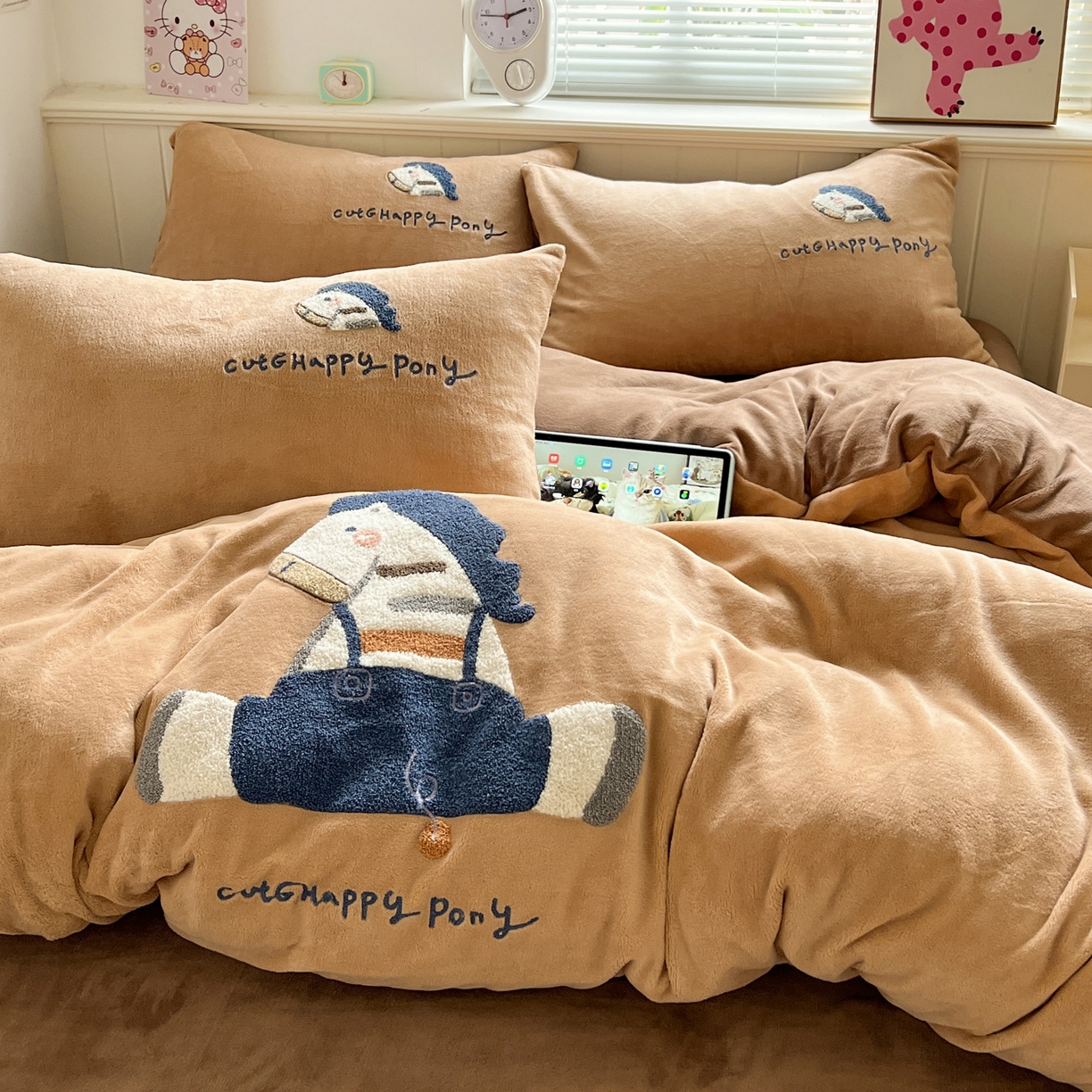 91家纺网 家纺一手货源 找家纺 凯洛奇 2025新款牛奶绒毛巾绣系列四件套-斑马先生（提供买家秀） 斑马先生-咖啡