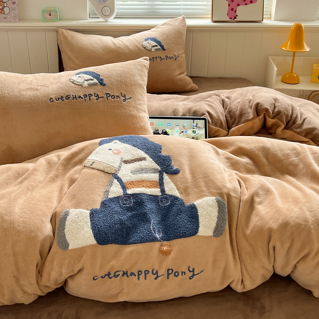 91家纺网 家纺一手货源 找家纺 凯洛奇 2025新款牛奶绒毛巾绣系列四件套-斑马先生（提供买家秀） 斑马先生-咖啡