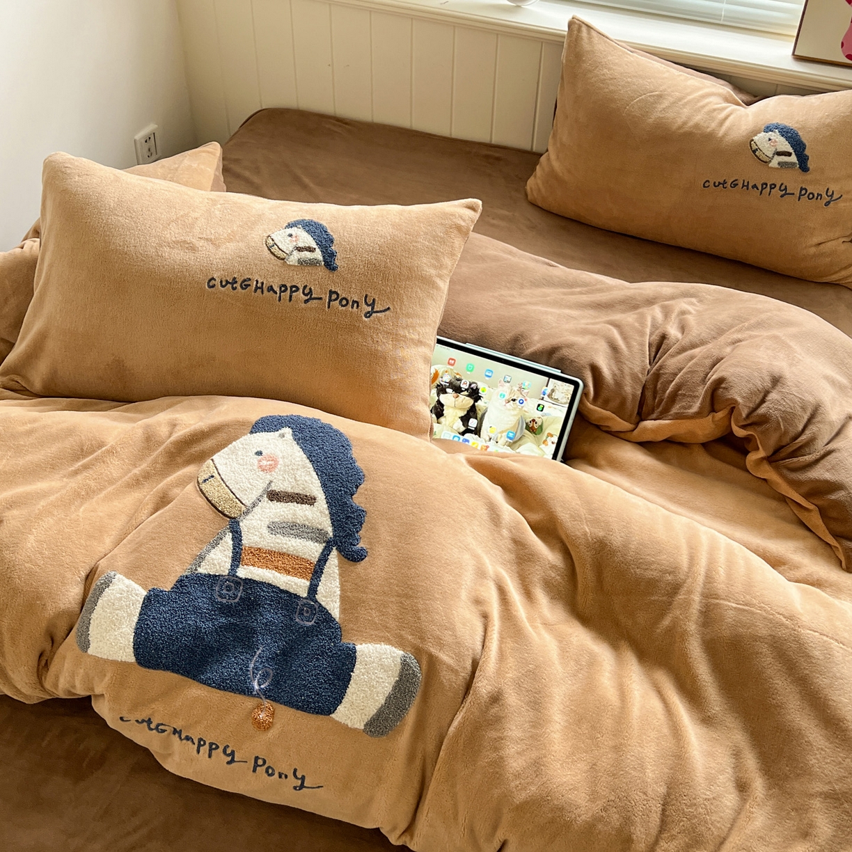 91家纺网 家纺一手货源 找家纺 凯洛奇 2025新款牛奶绒毛巾绣系列四件套-斑马先生（提供买家秀） 斑马先生-咖啡