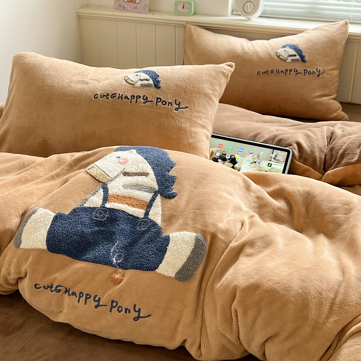 91家纺网 家纺一手货源 找家纺 凯洛奇 2025新款牛奶绒毛巾绣系列四件套-斑马先生（提供买家秀） 斑马先生-咖啡