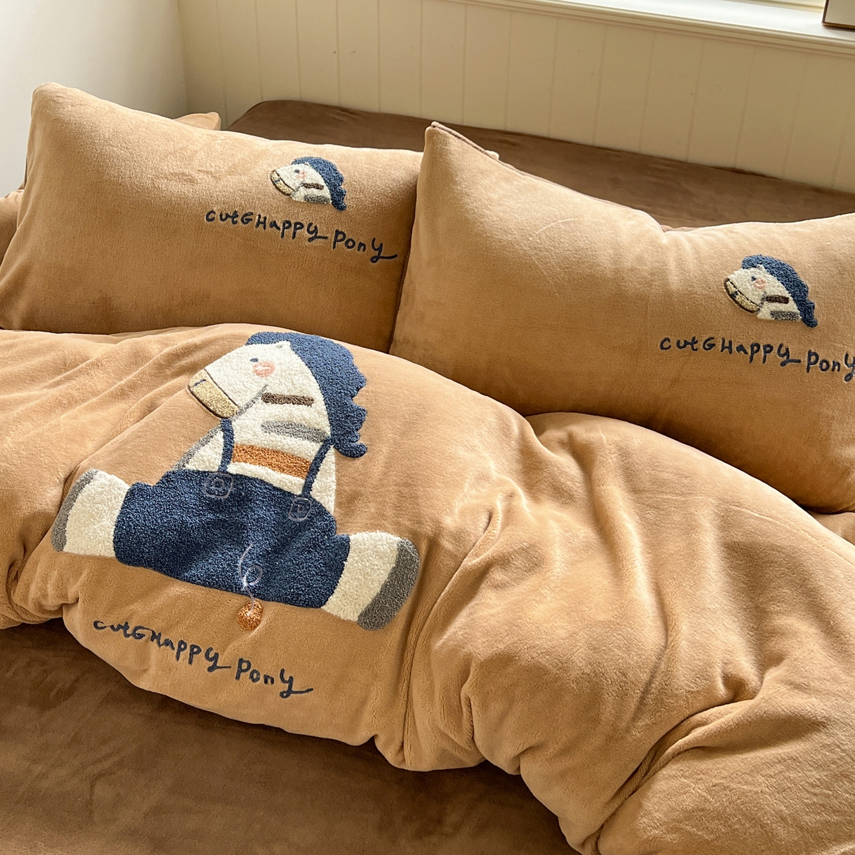 91家纺网 家纺一手货源 找家纺 凯洛奇 2025新款牛奶绒毛巾绣系列四件套-斑马先生（提供买家秀） 斑马先生-咖啡