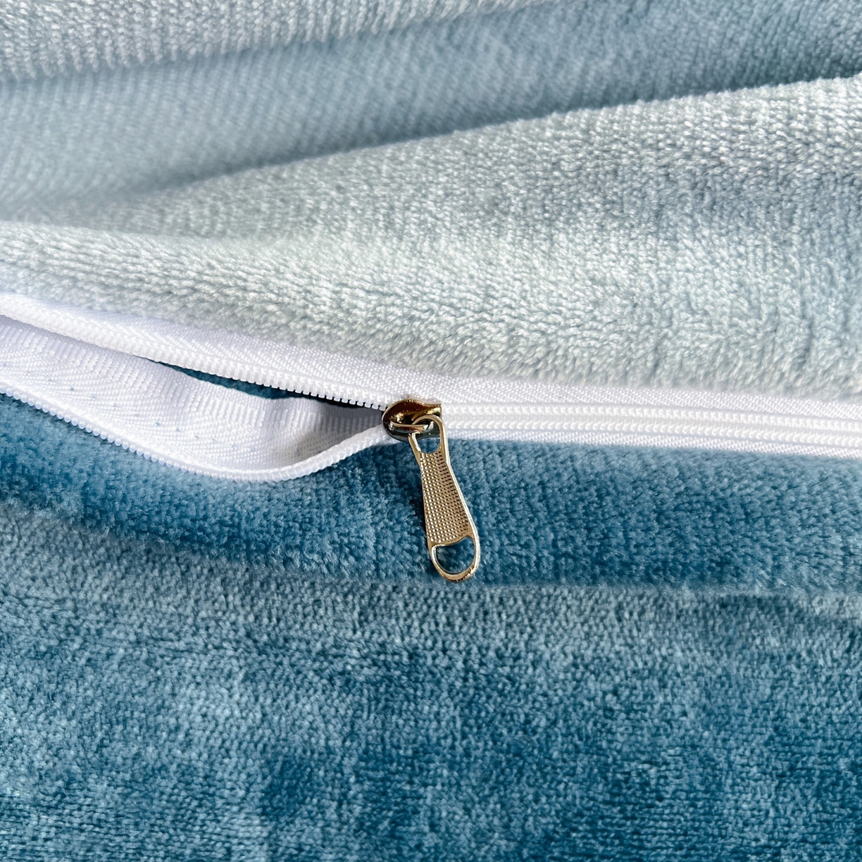 91家纺网 家纺一手货源 找家纺 凯洛奇 2025新款牛奶绒毛巾绣系列四件套-斑马先生（提供买家秀） 斑马先生-天空蓝