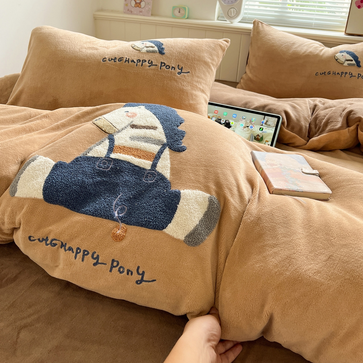 91家纺网 家纺一手货源 找家纺 凯洛奇 2025新款牛奶绒毛巾绣系列四件套-斑马先生（提供买家秀） 斑马先生-咖啡