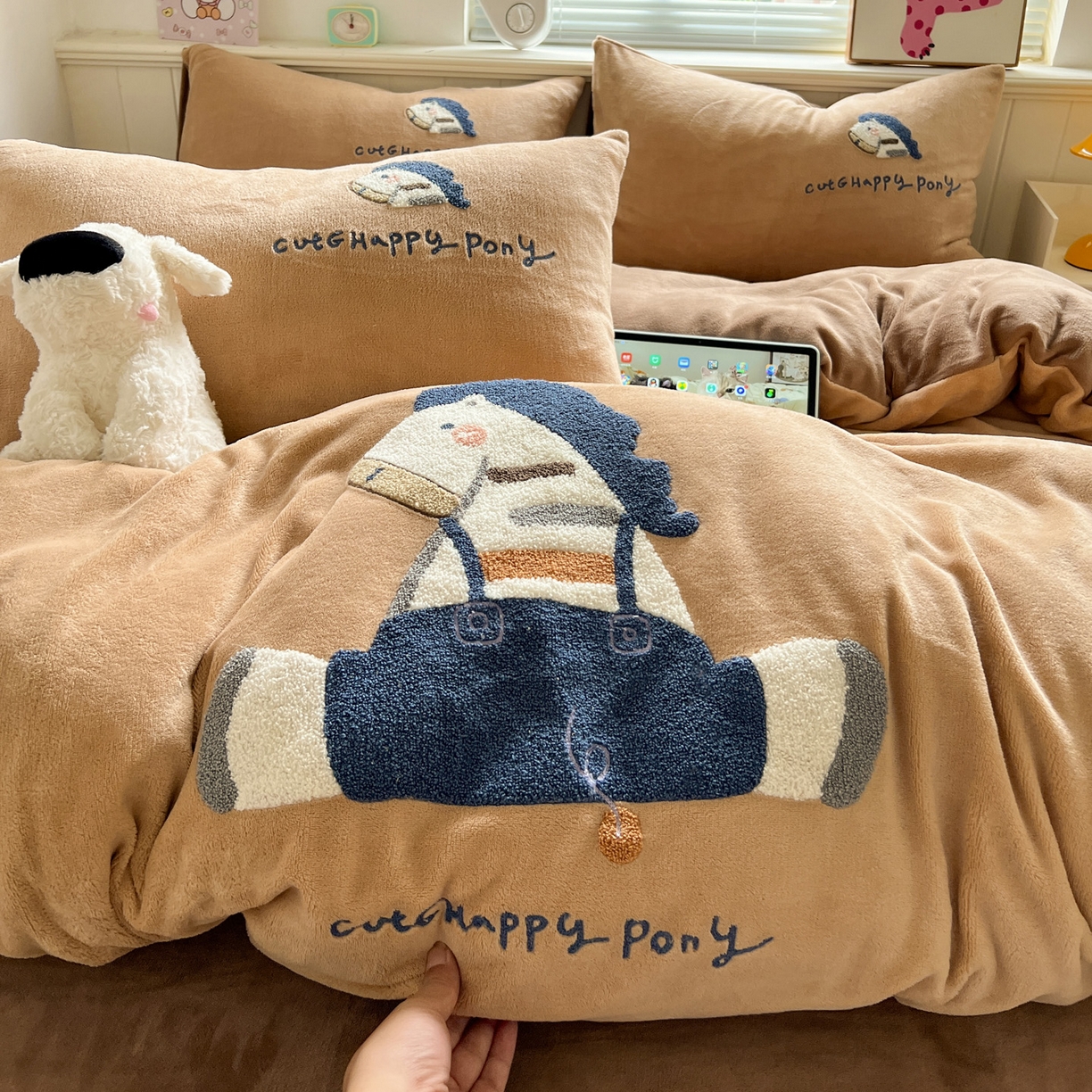 91家纺网 家纺一手货源 找家纺 凯洛奇 2025新款牛奶绒毛巾绣系列四件套-斑马先生（提供买家秀） 斑马先生-咖啡