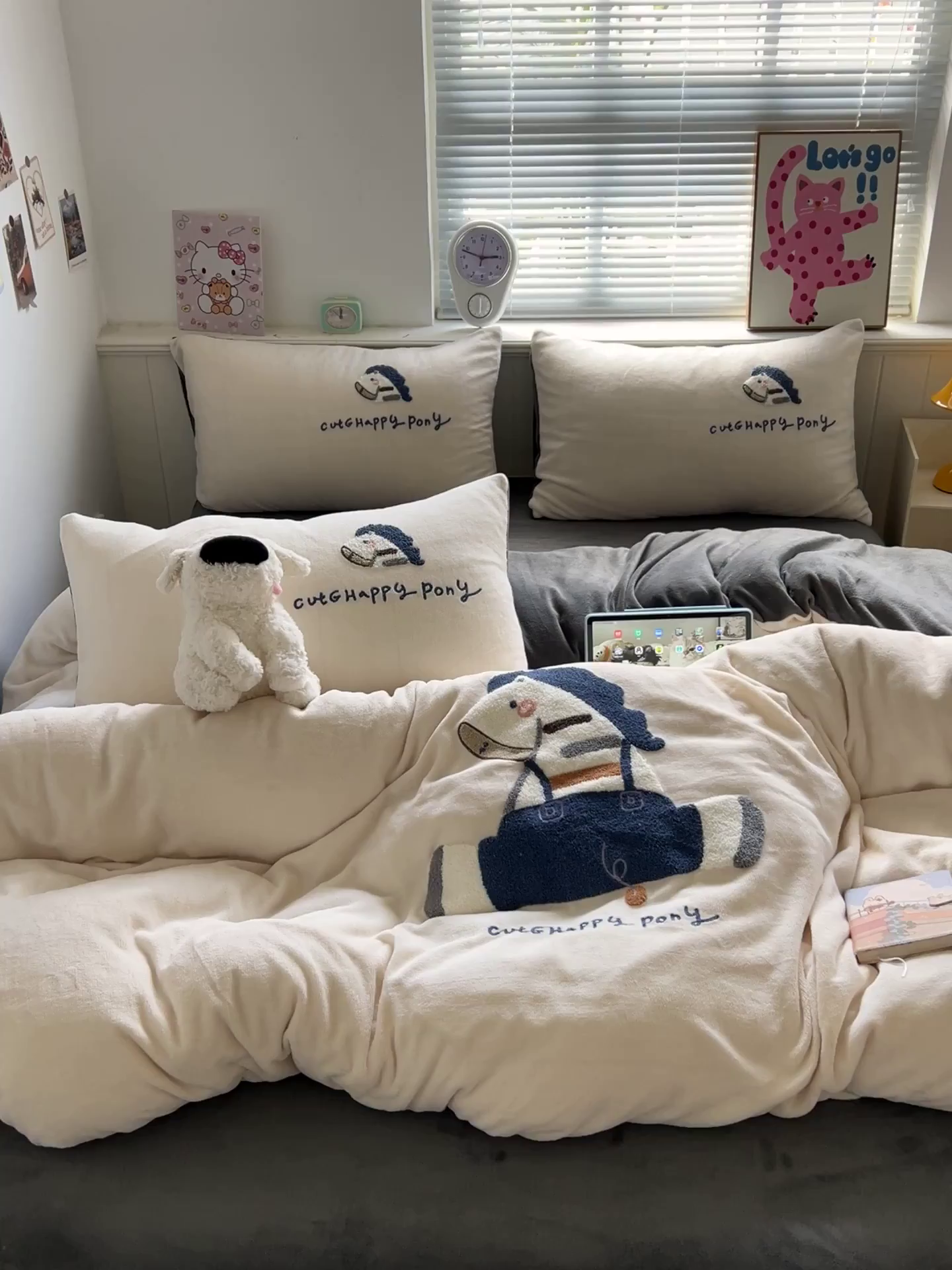 91家纺网 家纺一手货源 找家纺 凯洛奇 2025新款牛奶绒毛巾绣系列四件套-斑马先生（提供买家秀） 斑马先生-米黄灰