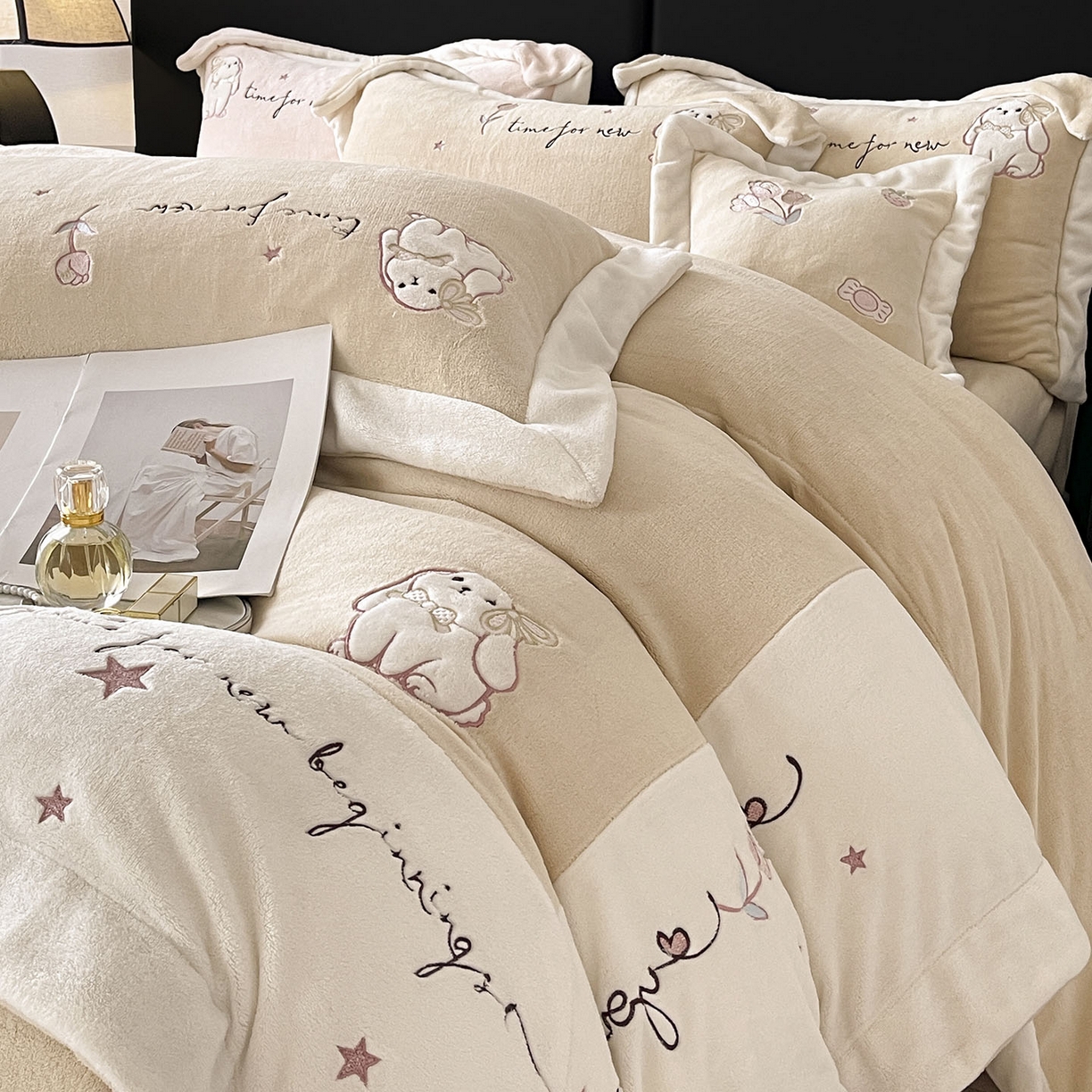 91家纺网 家纺一手货源 找家纺 （总） 2025冬季爆款A类加厚牛奶绒四件套保暖双面加绒珊瑚绒重工刺绣被套床单卡通床上用品