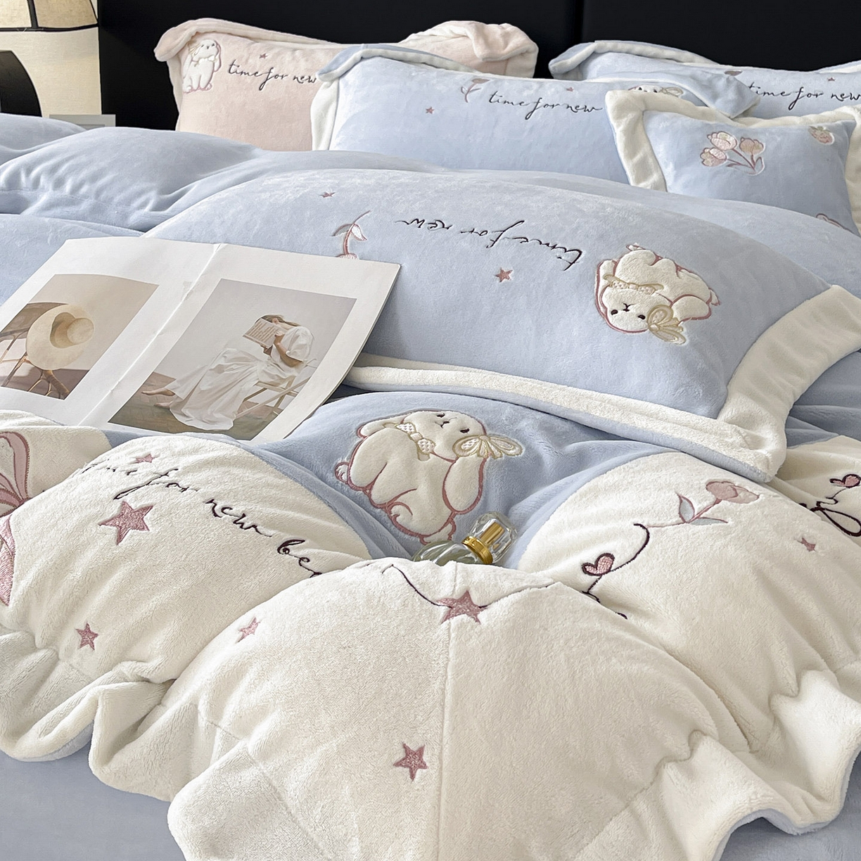 91家纺网 家纺一手货源 找家纺 （总） 2025冬季爆款A类加厚牛奶绒四件套保暖双面加绒珊瑚绒重工刺绣被套床单卡通床上用品