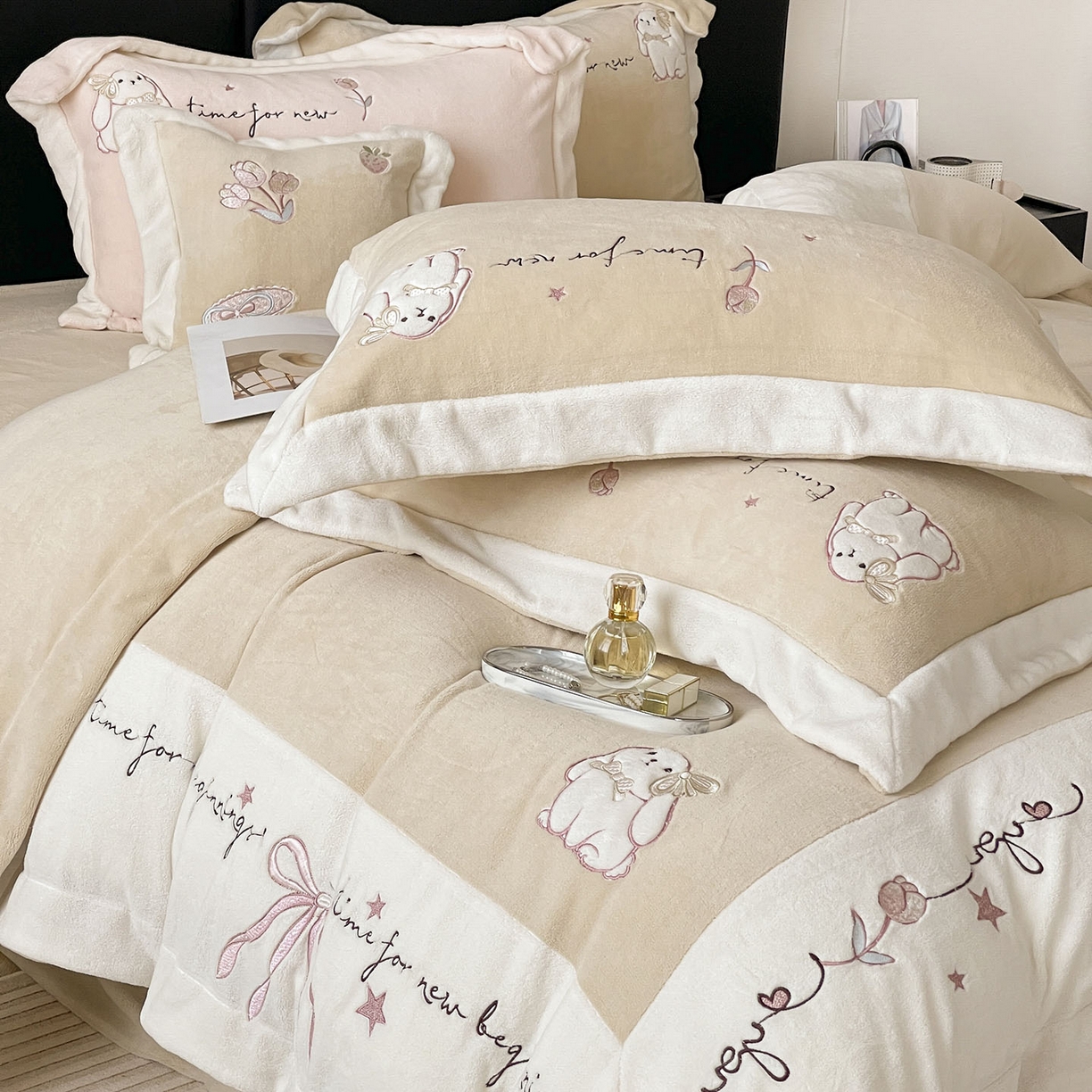 91家纺网 家纺一手货源 找家纺 （总） 2025冬季爆款A类加厚牛奶绒四件套保暖双面加绒珊瑚绒重工刺绣被套床单卡通床上用品