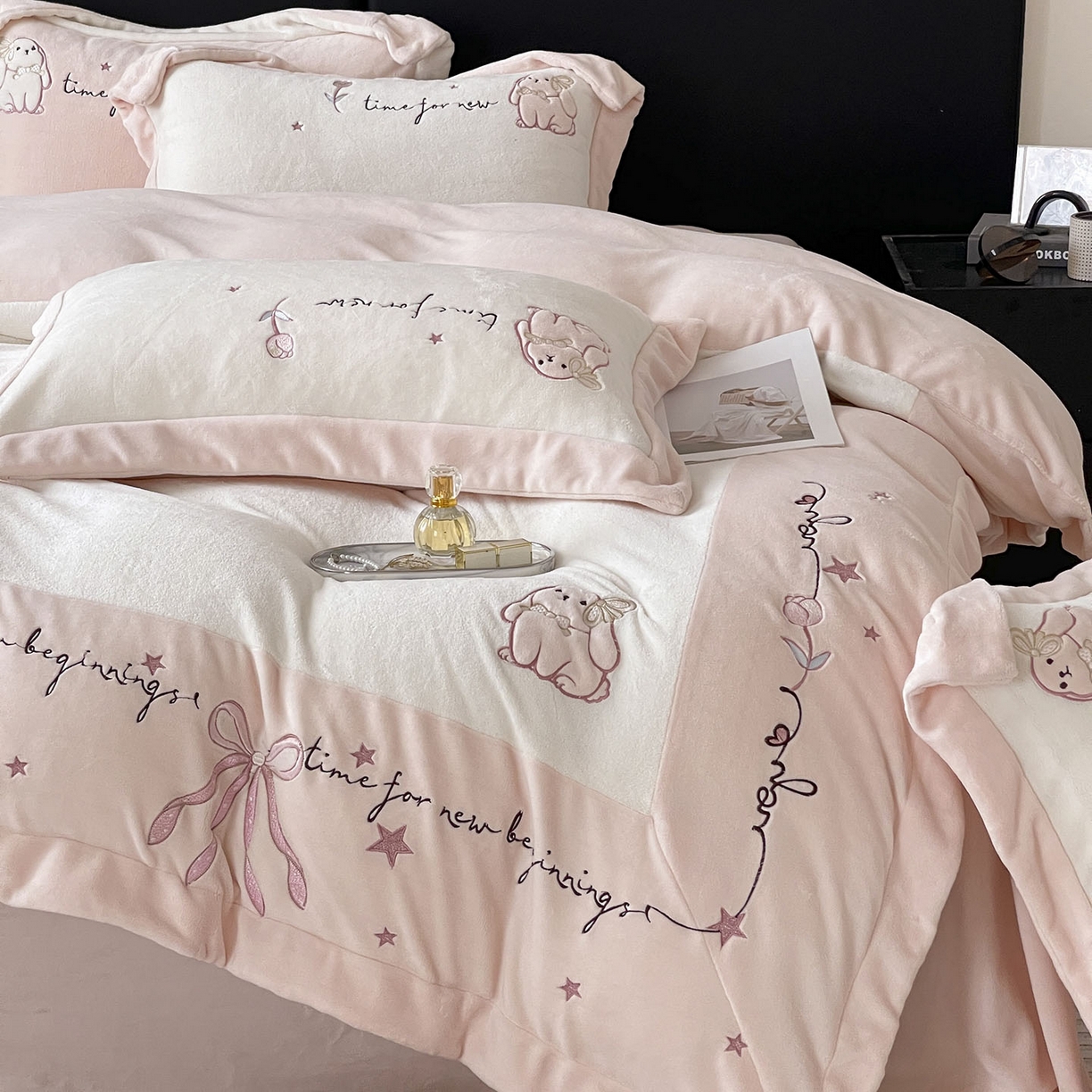 91家纺网 家纺一手货源 找家纺  2025冬季爆款A类加厚牛奶绒四件套保暖双面加绒珊瑚绒重工刺绣被套床单卡通床上用品 萌兔-白粉