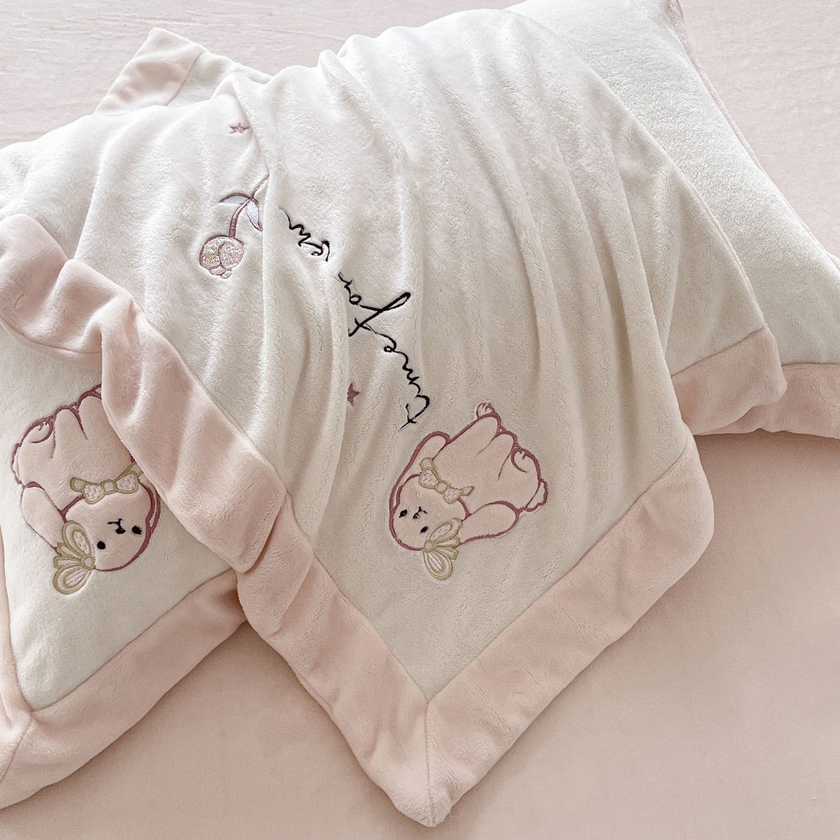 91家纺网 家纺一手货源 找家纺  2025冬季爆款A类加厚牛奶绒四件套保暖双面加绒珊瑚绒重工刺绣被套床单卡通床上用品 萌兔-白粉