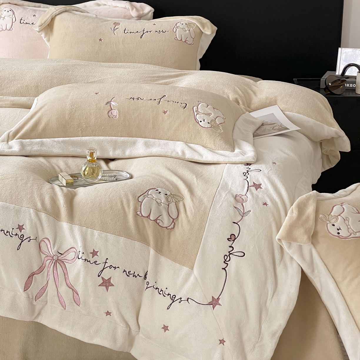 91家纺网 家纺一手货源 找家纺  2025冬季爆款A类加厚牛奶绒四件套保暖双面加绒珊瑚绒重工刺绣被套床单卡通床上用品 萌兔-咖